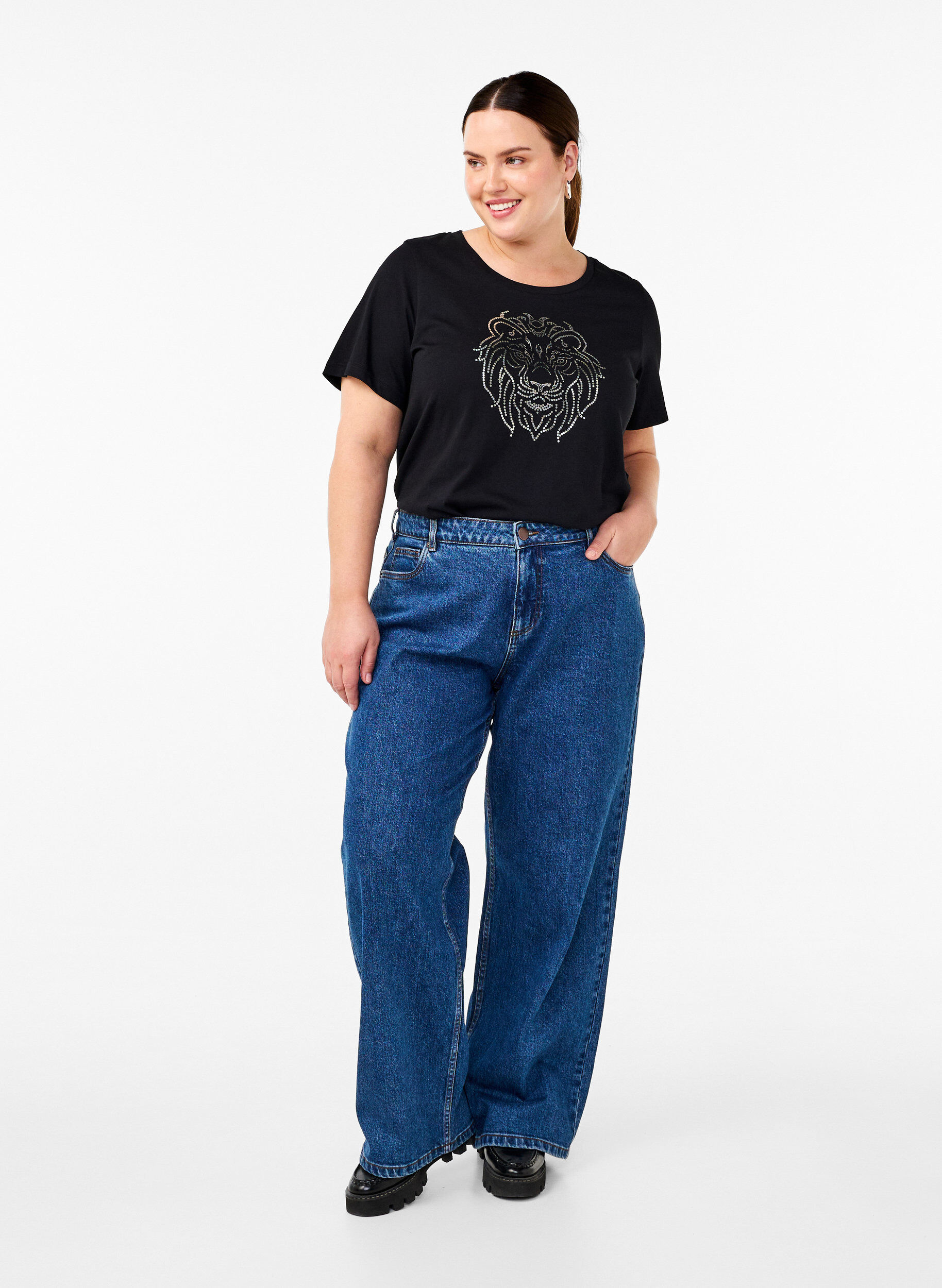 Zizzi T-shirt en coton avec impression, Black w. Silverlion, Model image number 2