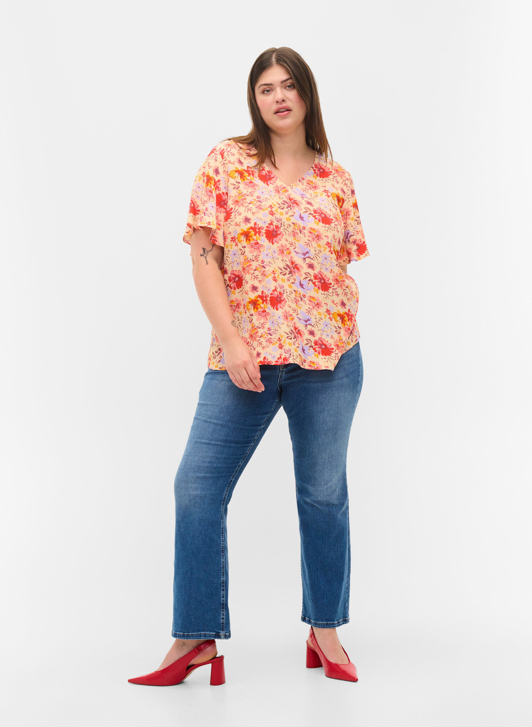 Zizzi Blouse en viscose &agrave; manches courtes avec imprim&eacute; floral, Red Orange AOP, Model image number 2