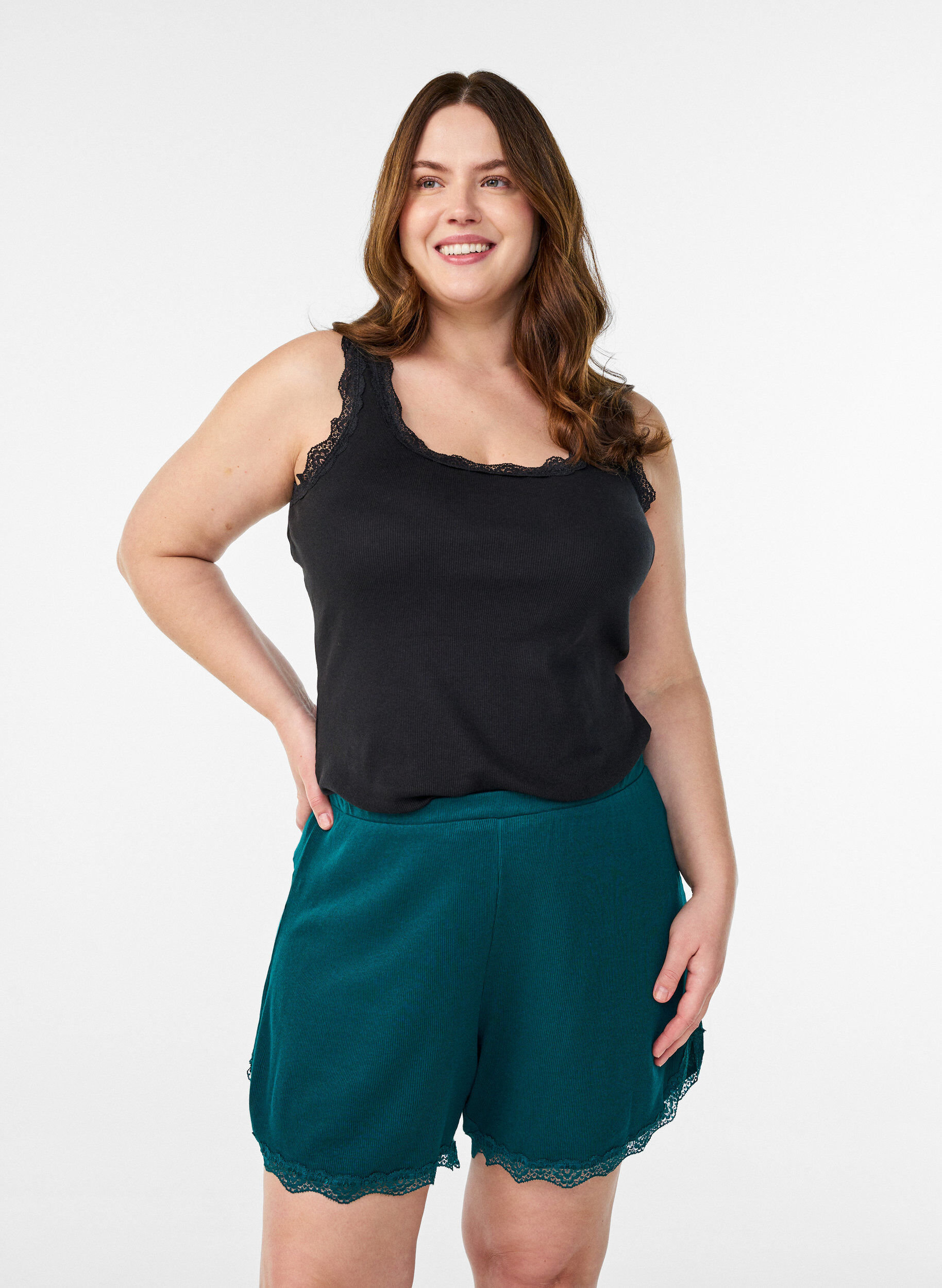 Zizzi Short de nuit ample &agrave; texture c&ocirc;tel&eacute;e et bordure en dentelle, Vert, Model image number 0