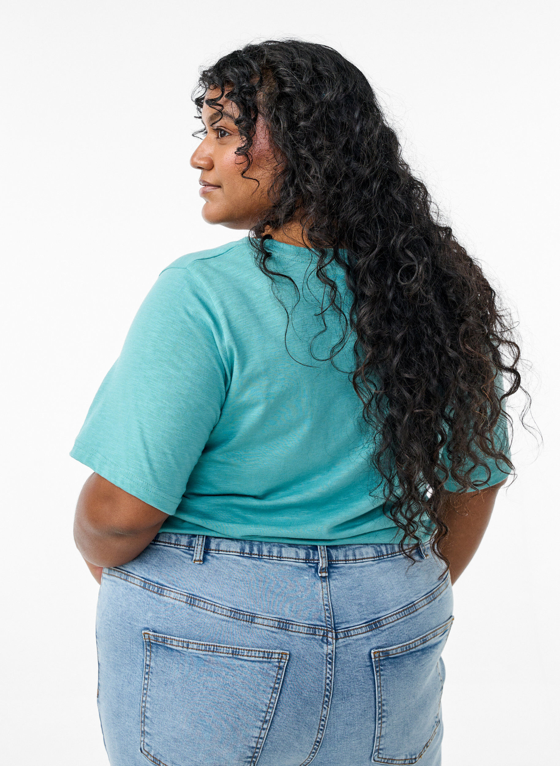 Zizzi T-shirt basique &agrave; manches courtes avec col en V, Vert, Model image number 2