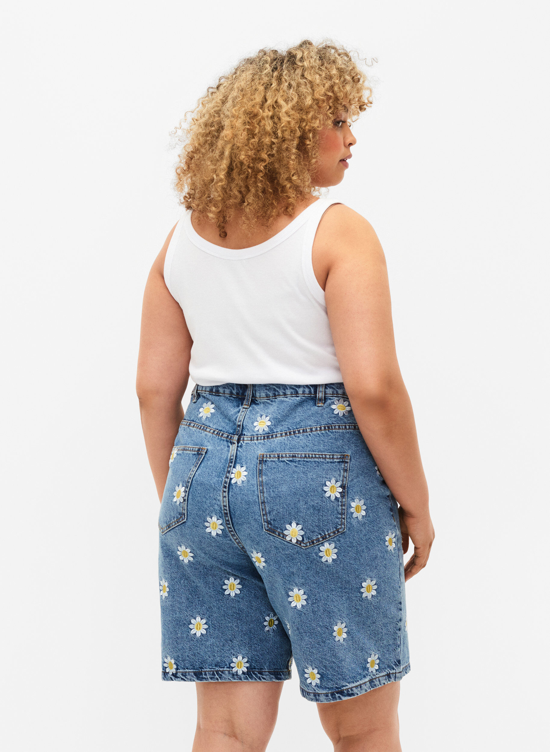 Zizzi Short Mille &agrave; taille haute avec fleurs brod&eacute;es, Light Blue Flower, Model image number 1