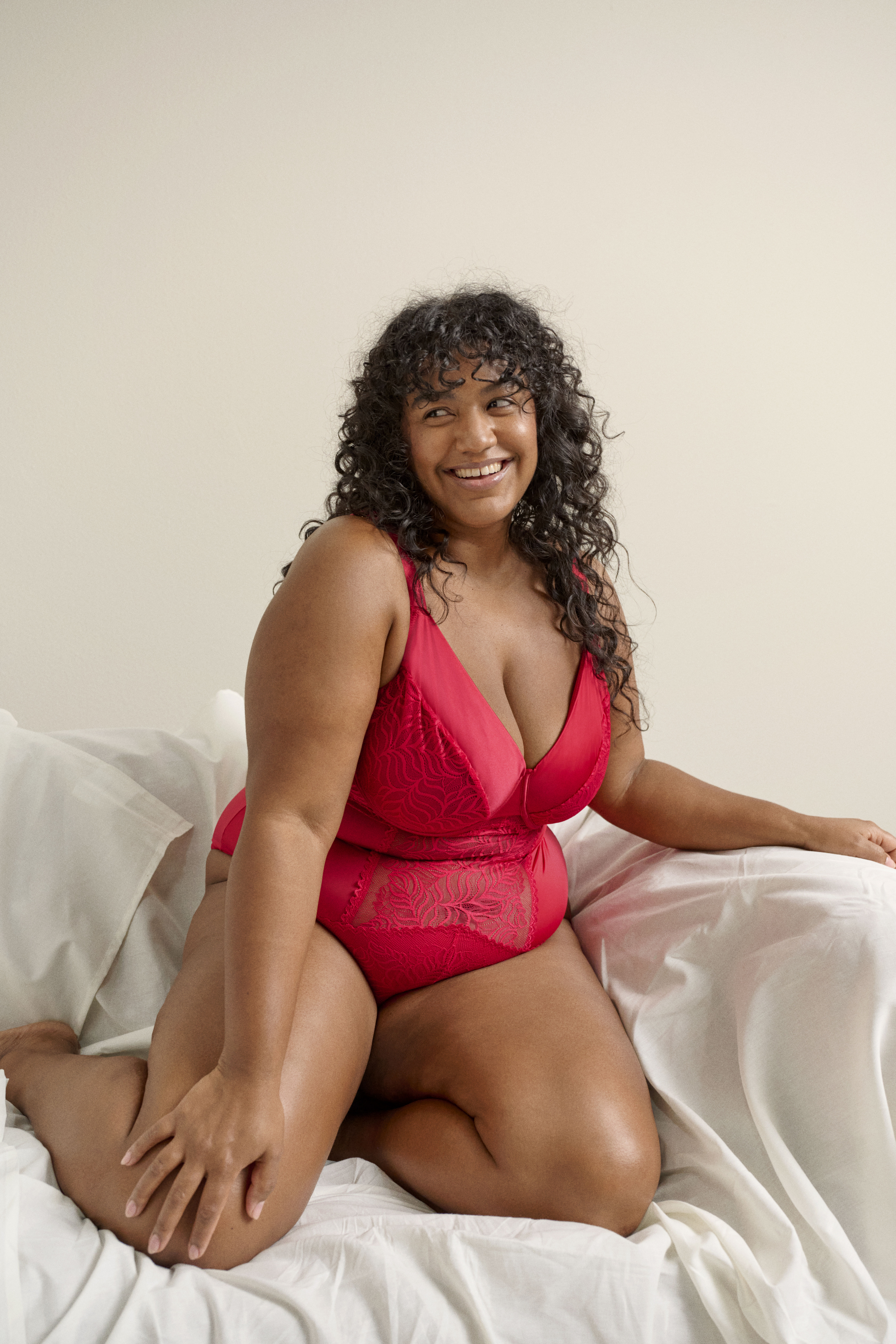 Zizzi Bodystocking avec dentelle et d&eacute;tails en satin, , Model