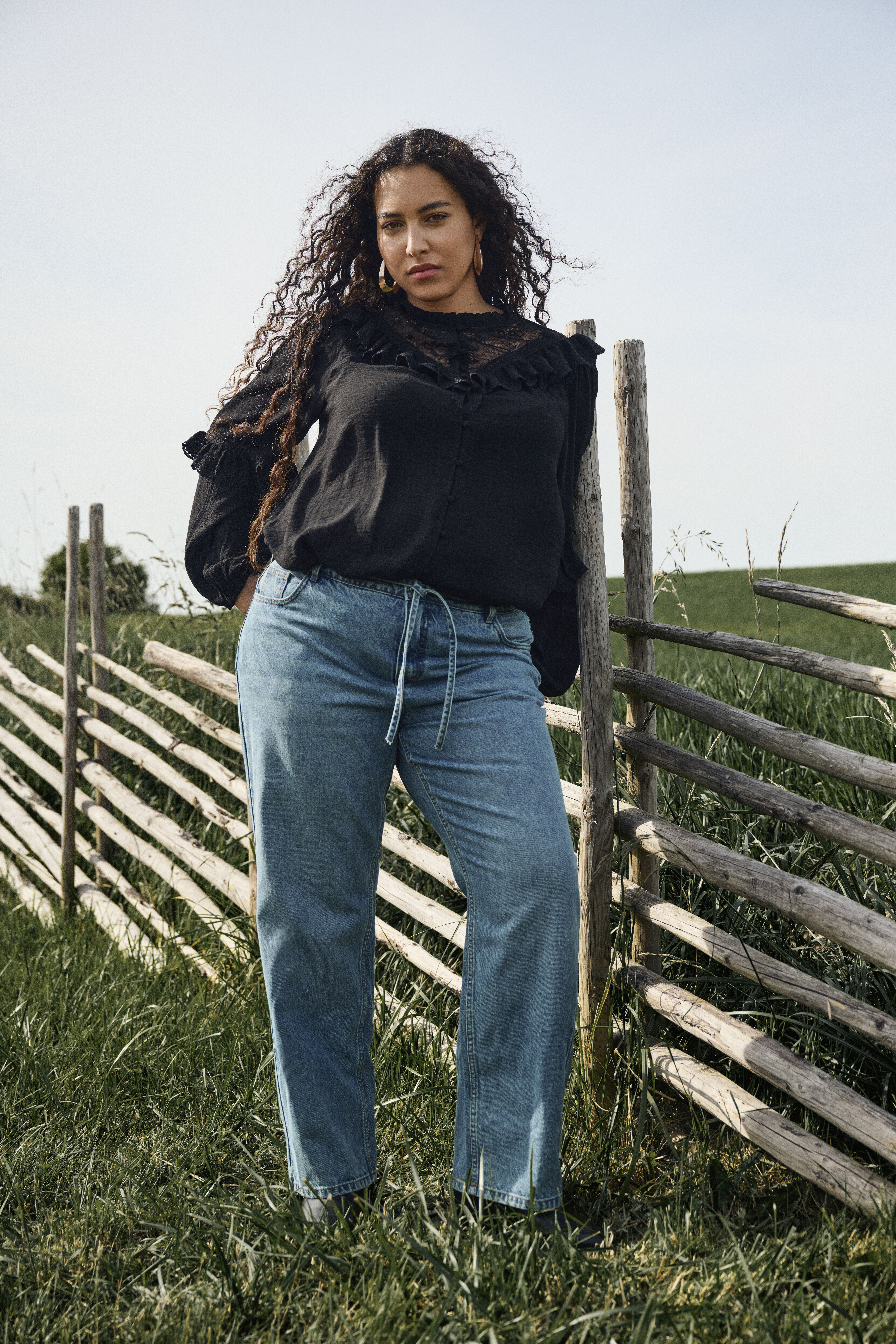 Chemisier noir &agrave; volants et dentelle, , Model