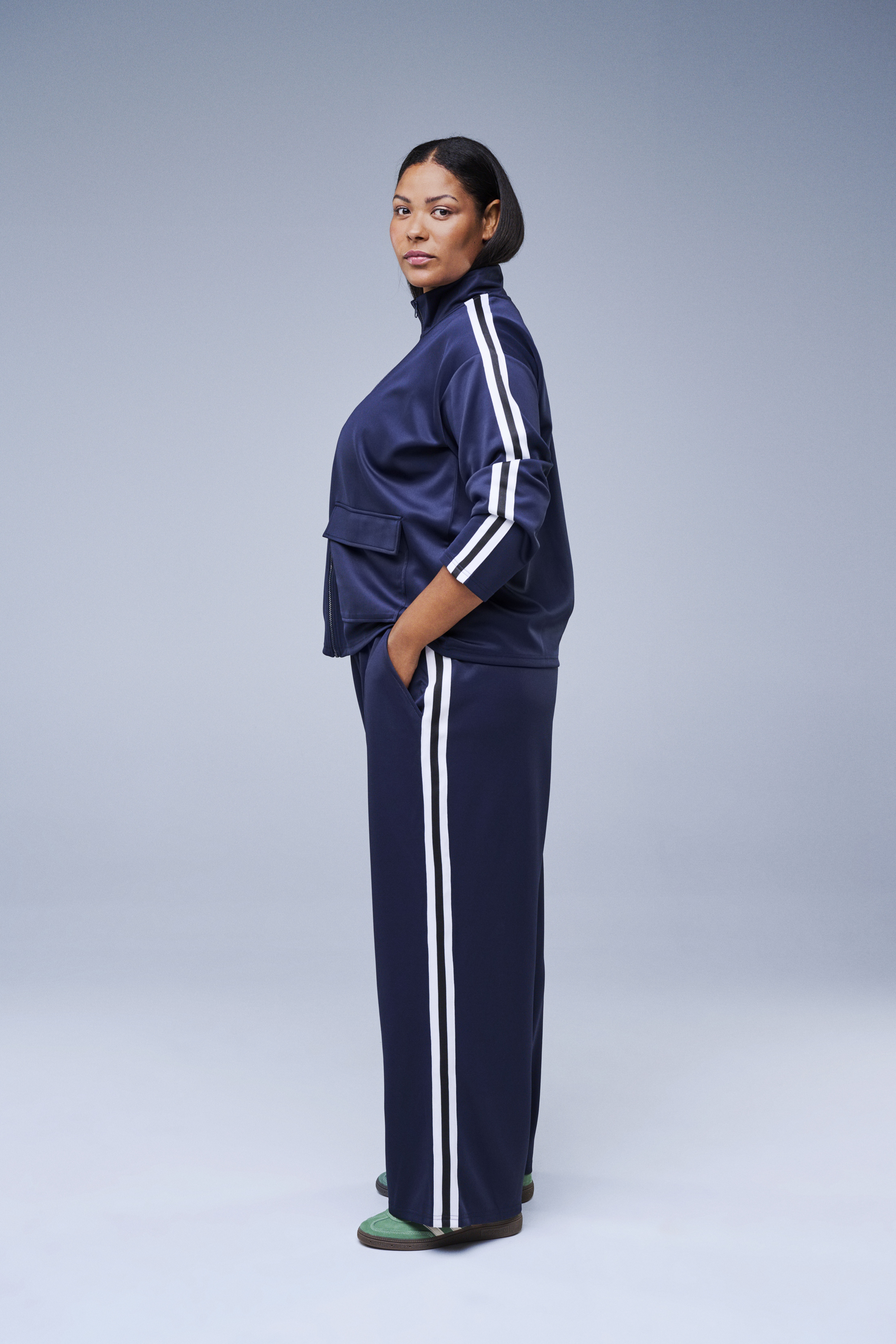 Ensemble d'entra&icirc;nement avec rayures sportives, , Model