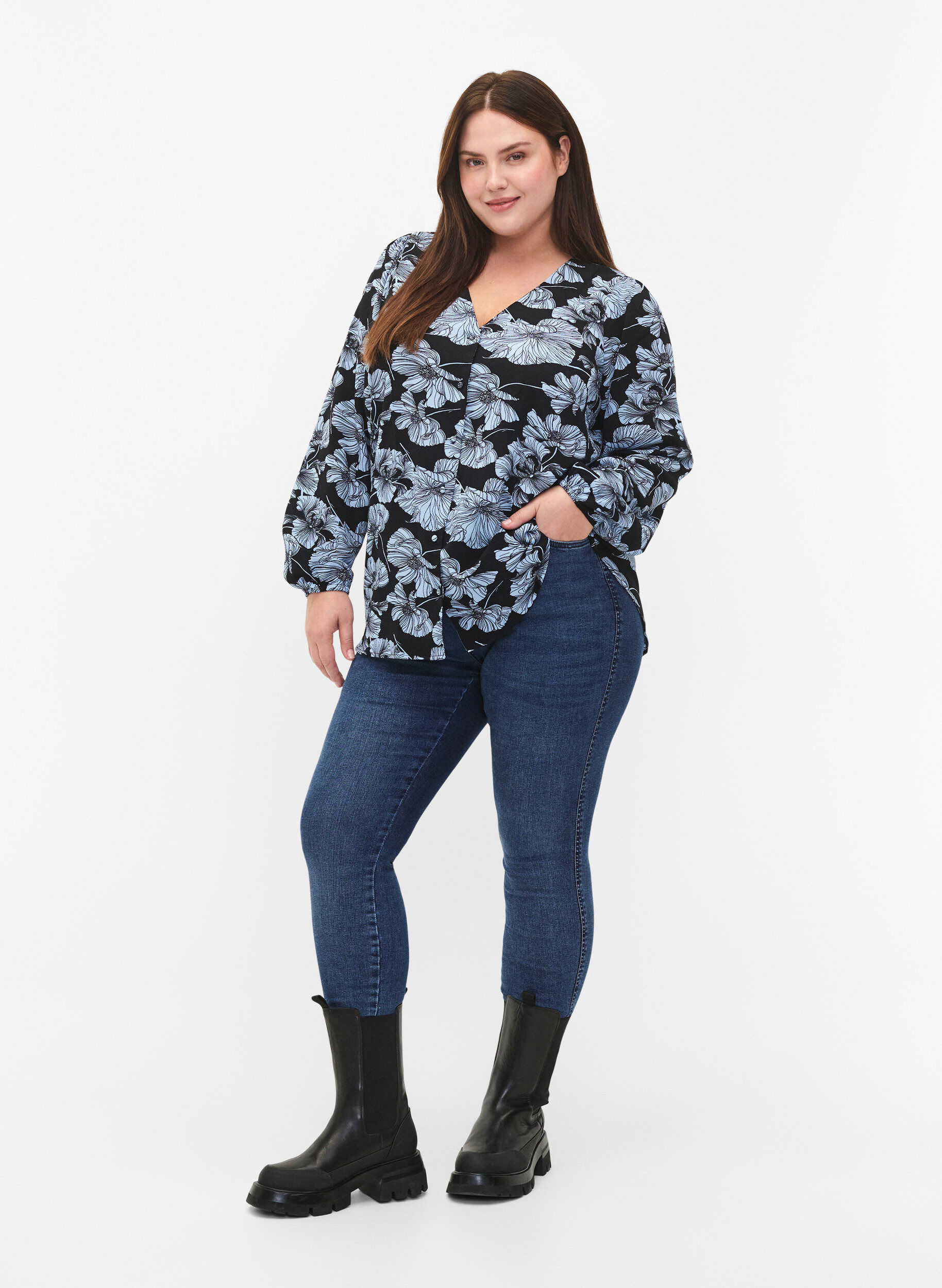 Zizzi Blouse avec col en V et imprim&eacute;, Black B. Flower AOP, Model image number 2