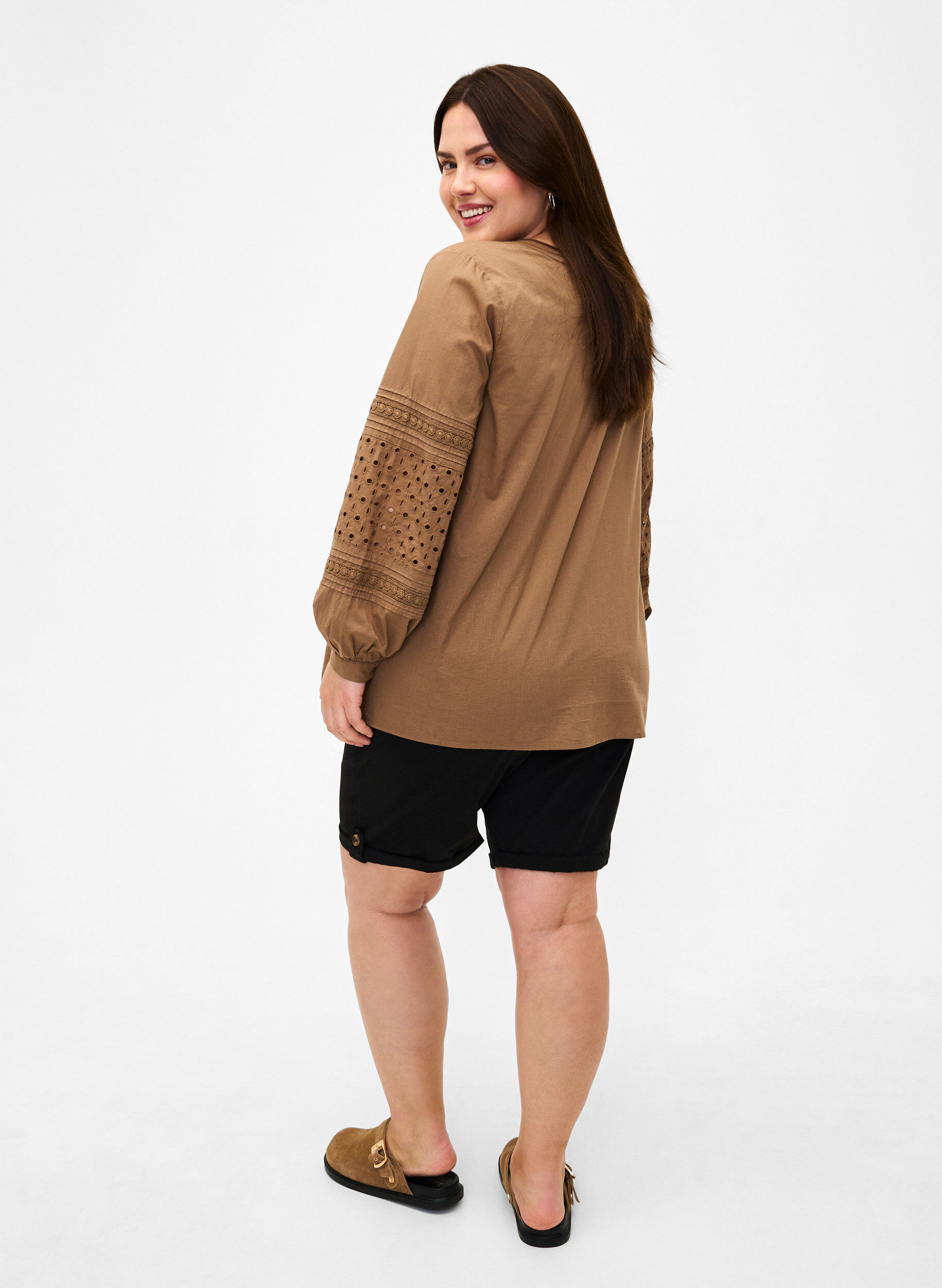 Zizzi Short chino &agrave; poches, Black, Model image number 1