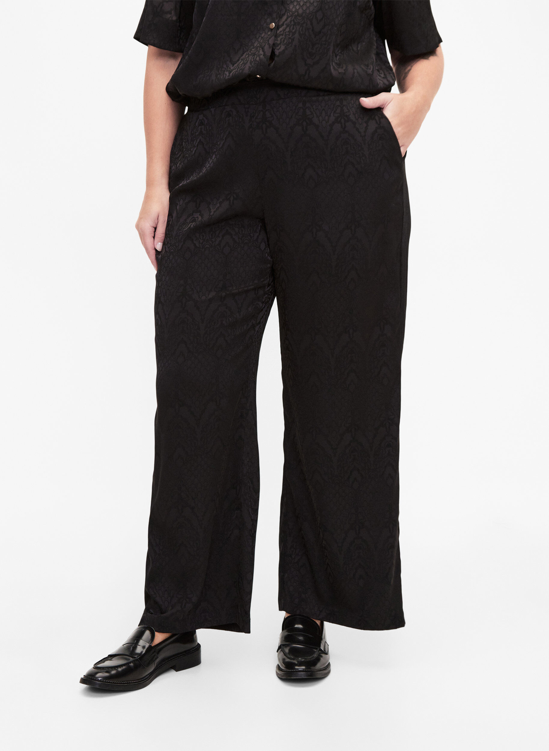 Zizzi Pantalon avec motif textur&eacute;, Black, Model image number 2