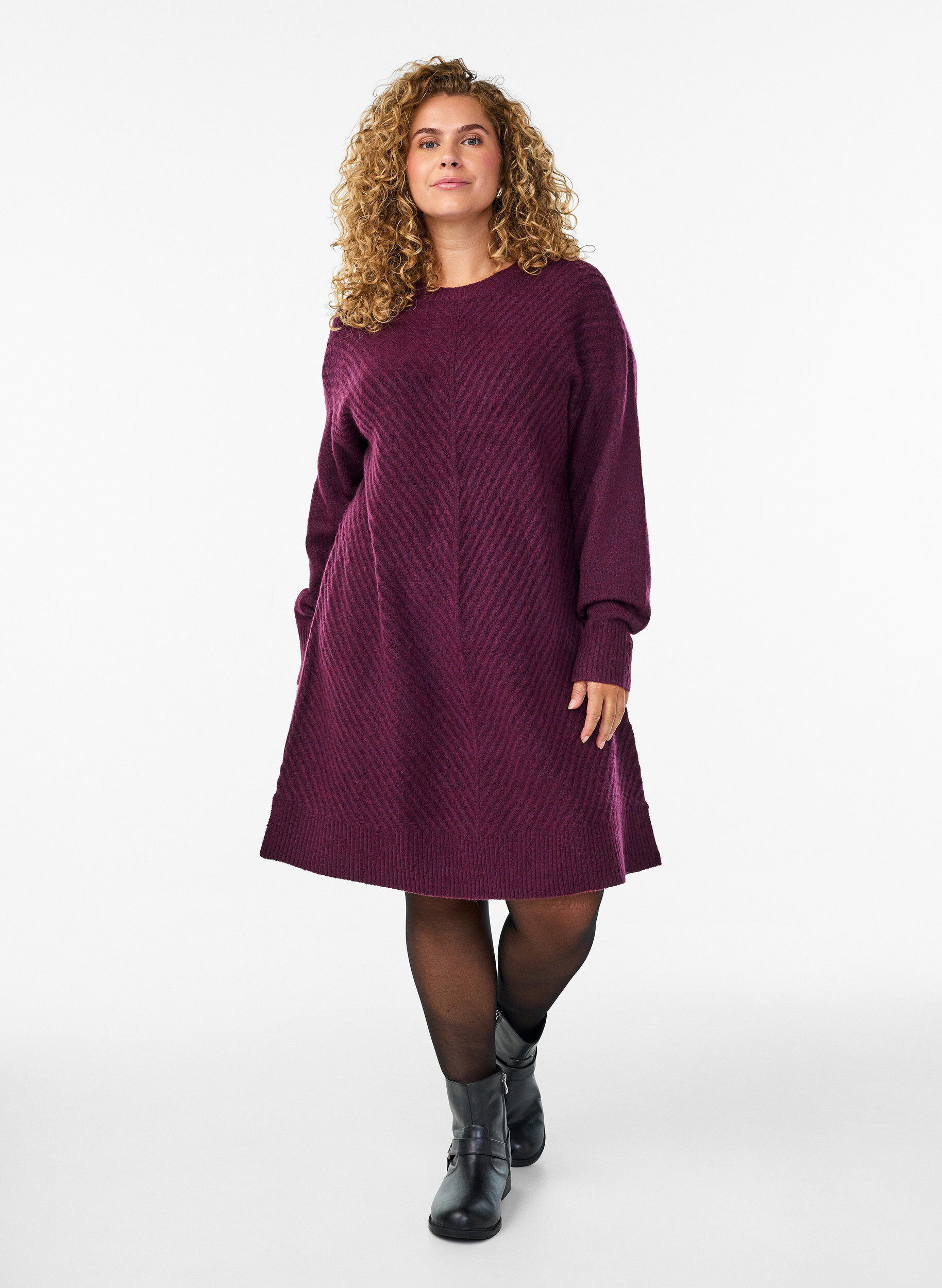 Zizzi Robe courte en maille avec un motif textur&eacute; en V, Violet, Model image number 1