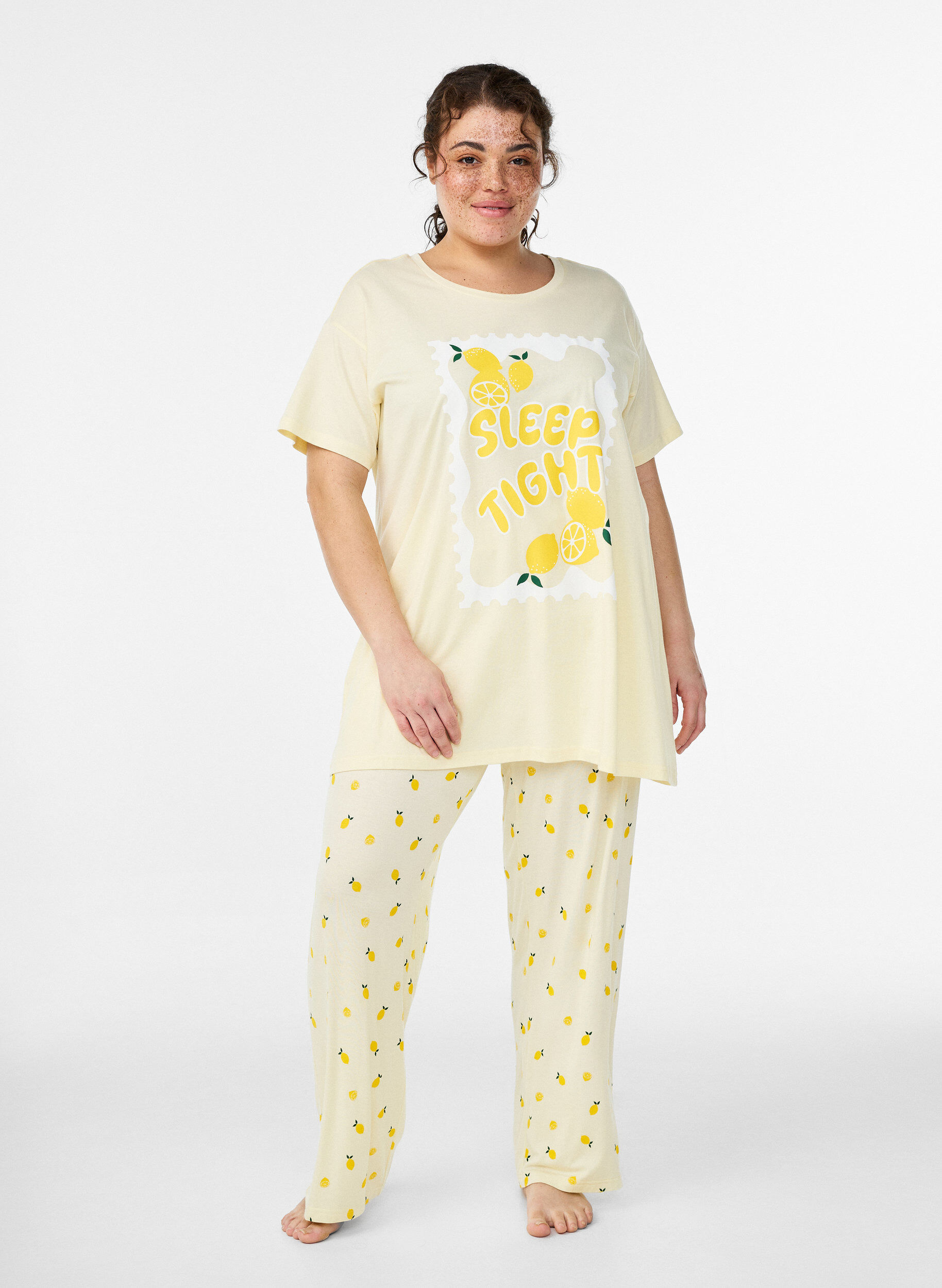 Zizzi T-shirt de nuit long en coton bio avec imprim&eacute;, Jaune clair, Model image number 1