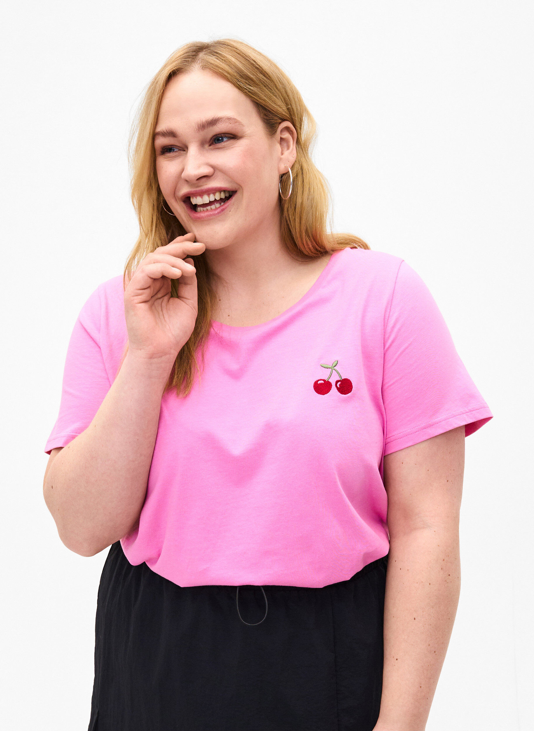 Zizzi T-shirt en coton avec une cerise brod&eacute;e, Roseb. W. CherryEMB., Model image number 0