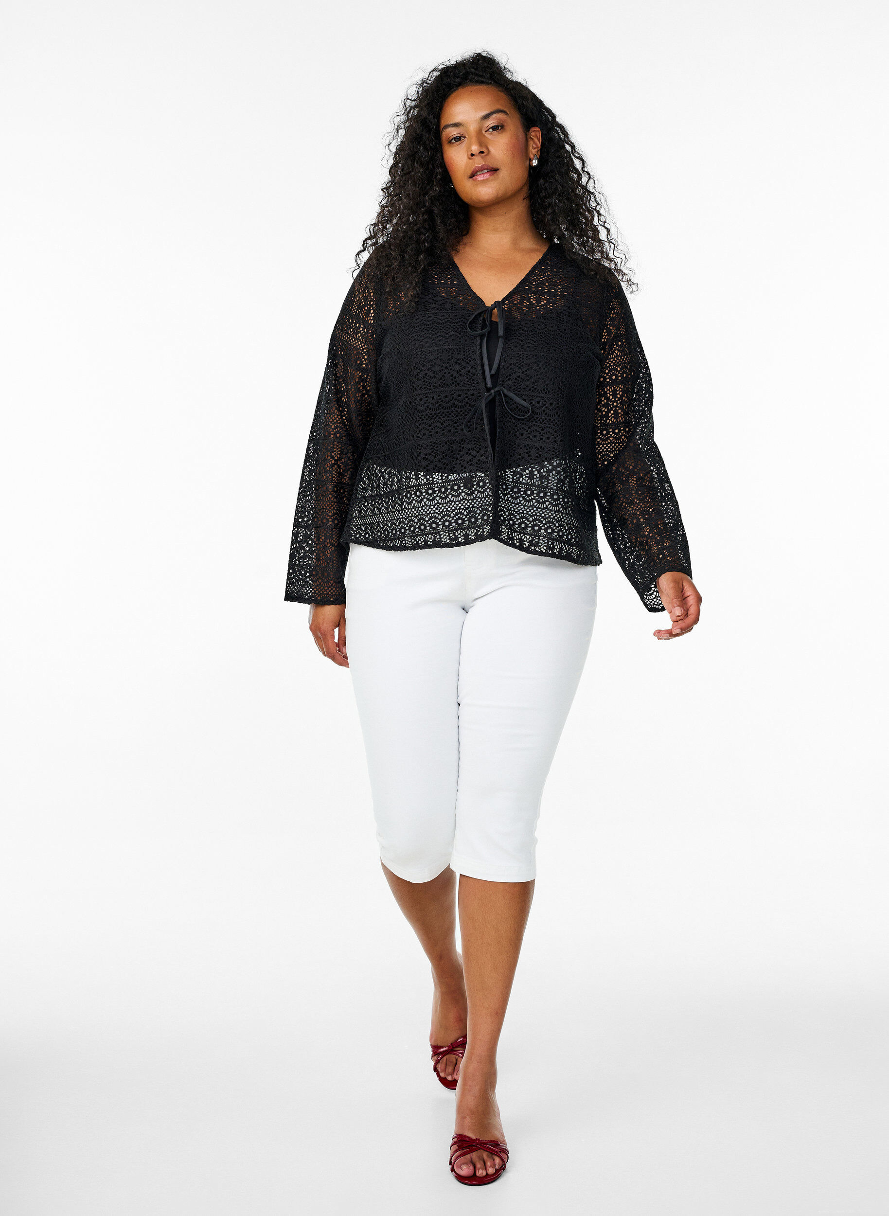 Zizzi Cardigan avec motif ajour&eacute; et cordons de serrage, Noir, Model image number 1
