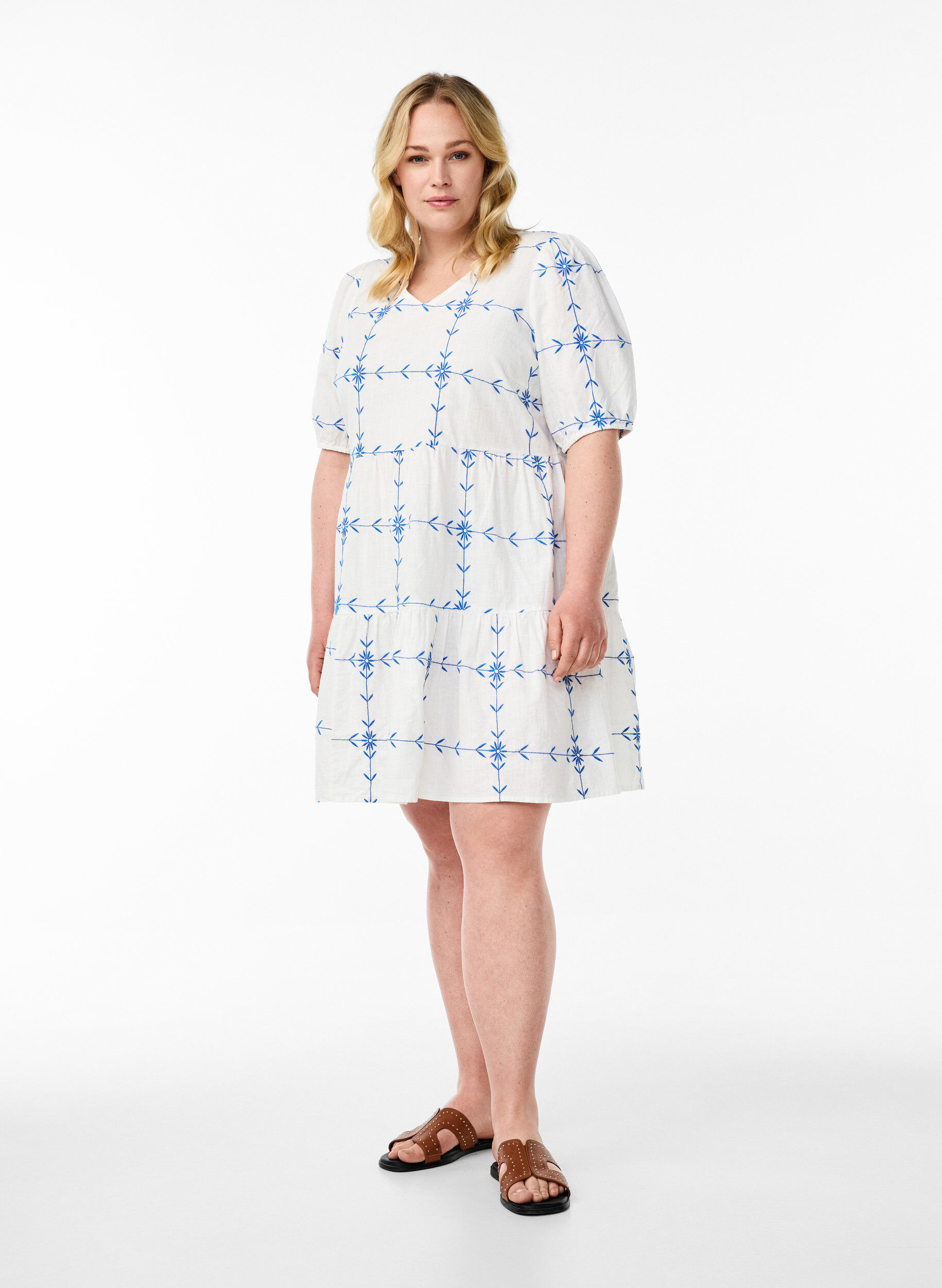 Zizzi Robe courte &agrave; col en V et broderie, Blanc, Model image number 1