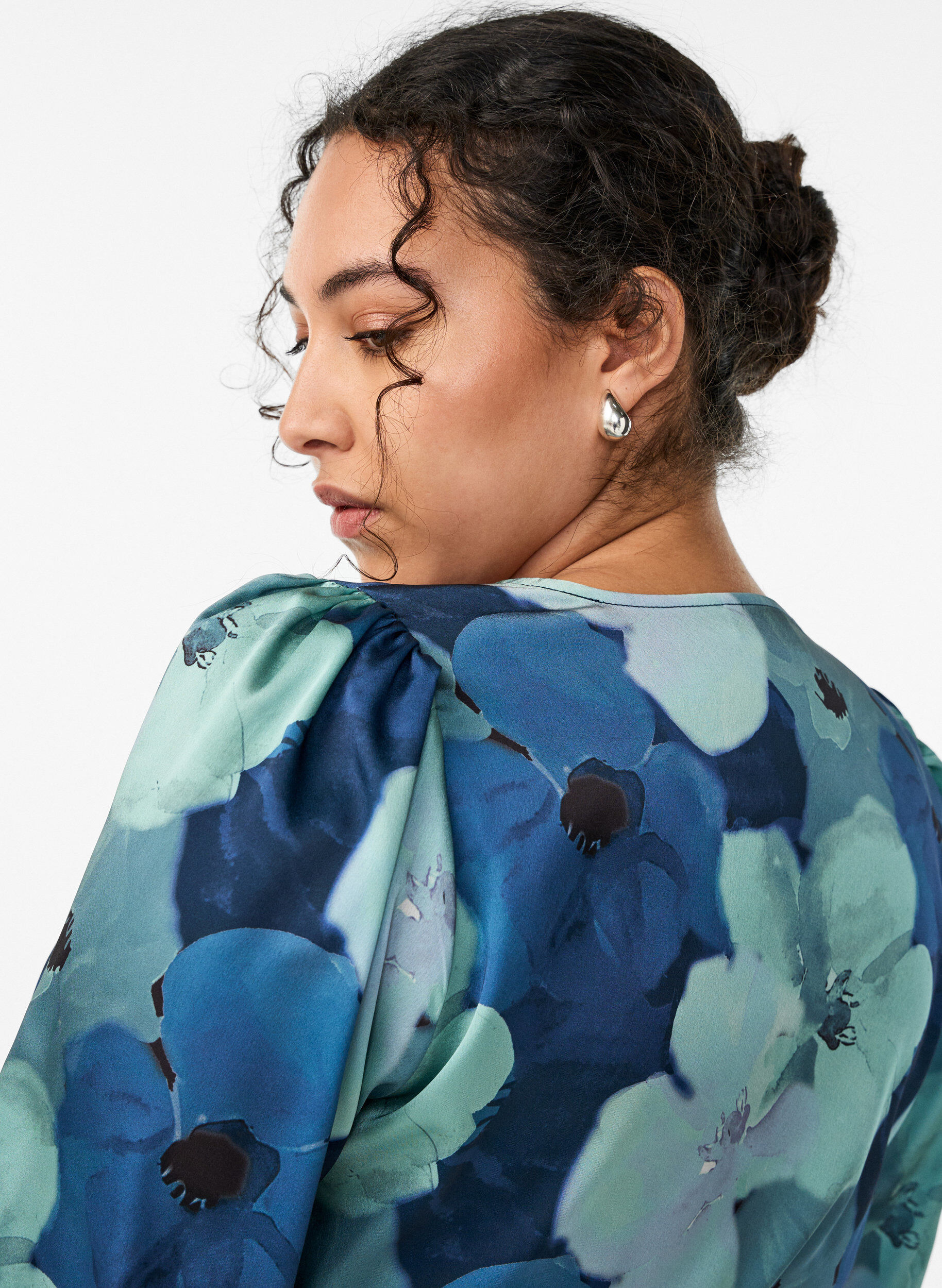 Zizzi Robe portefeuille &agrave; imprim&eacute; floral et manches 3/4, Mixed colours, Model image number 3