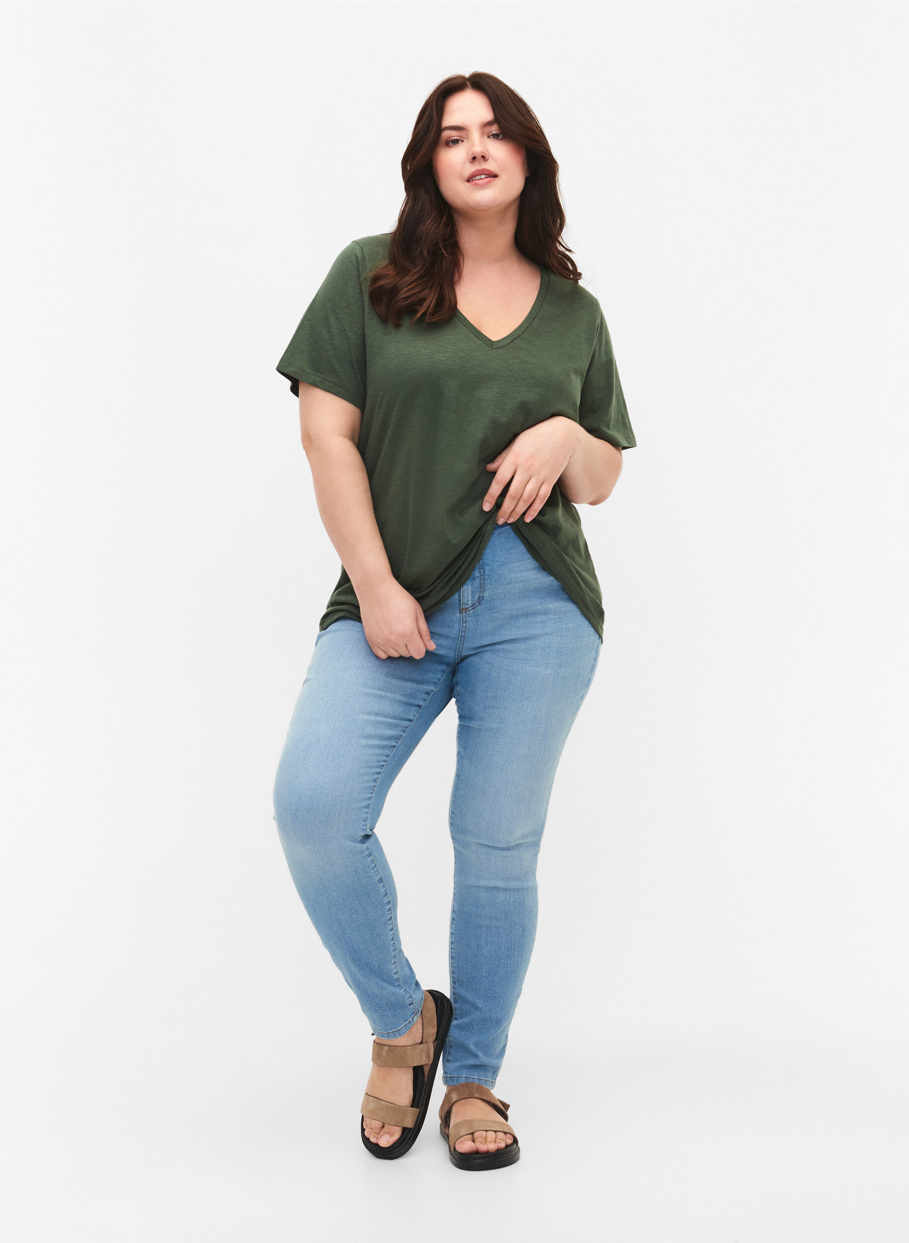 Zizzi T-shirt basique &agrave; manches courtes avec col en V, Vert, Model image number 1