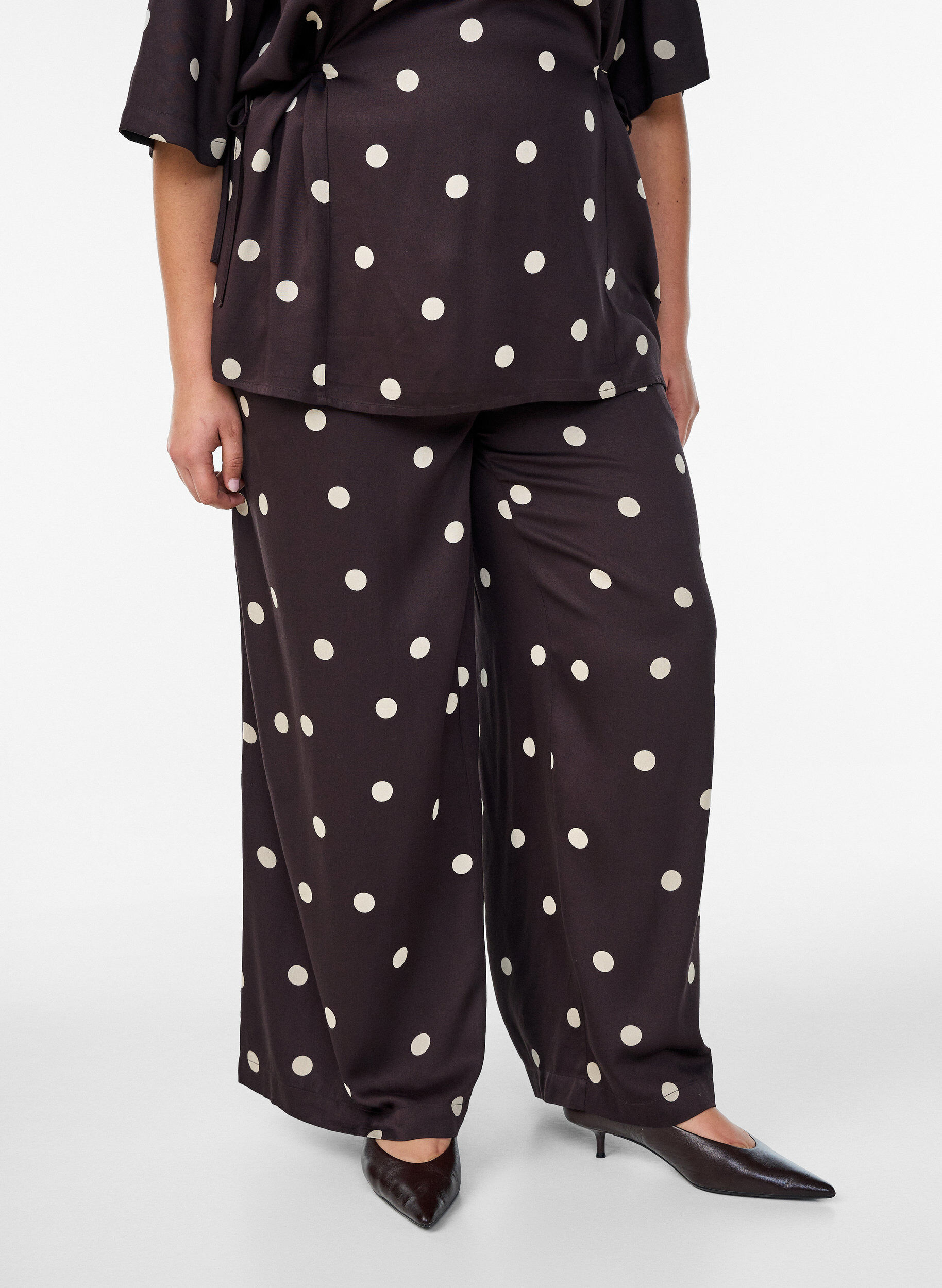 ZizziPantalon en viscose &agrave; pois et &agrave; coupe ample, Marron, Model image number 3