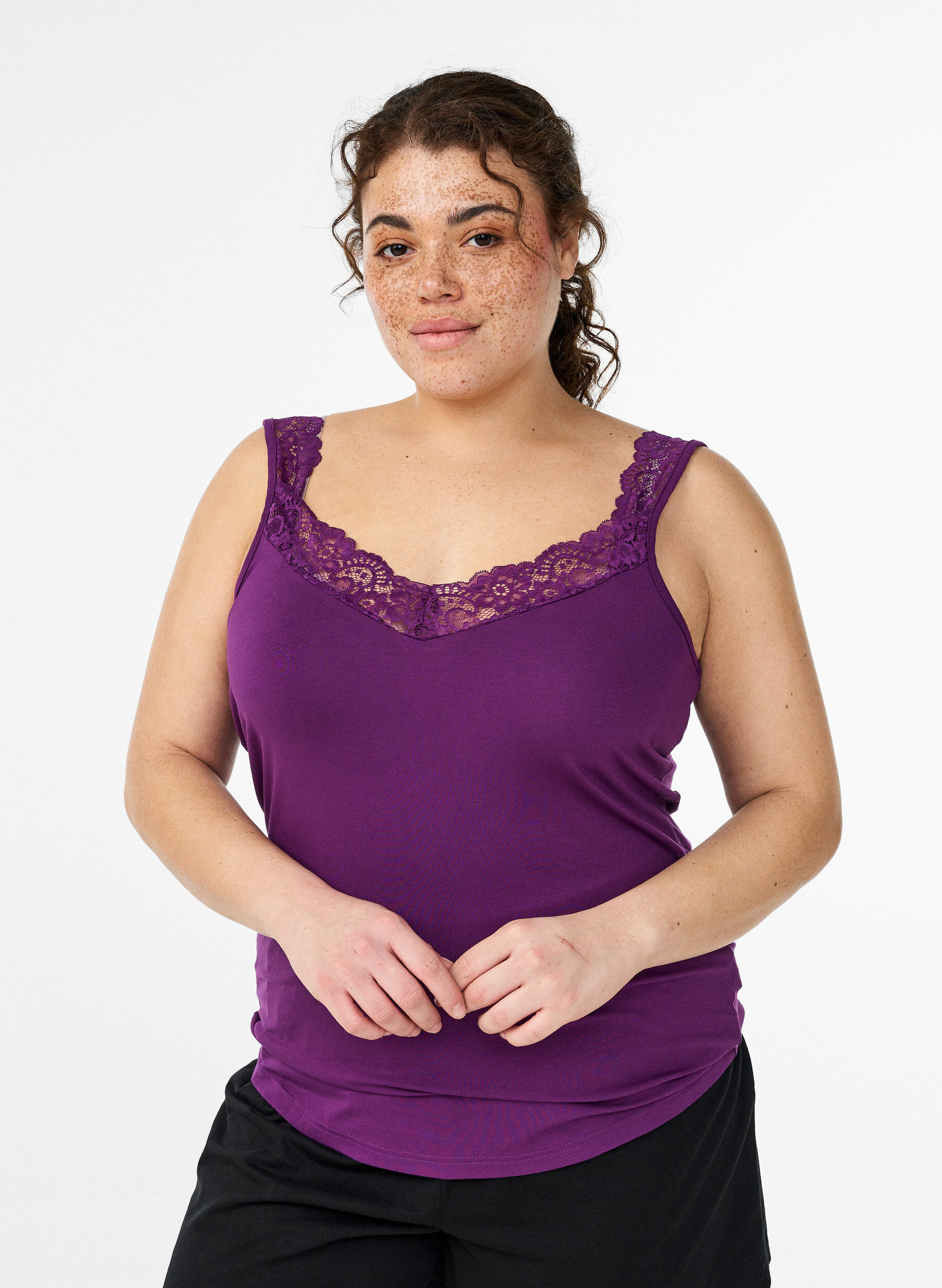Zizzi Top en viscose avec bord en dentelle, Violet, Model image number 0