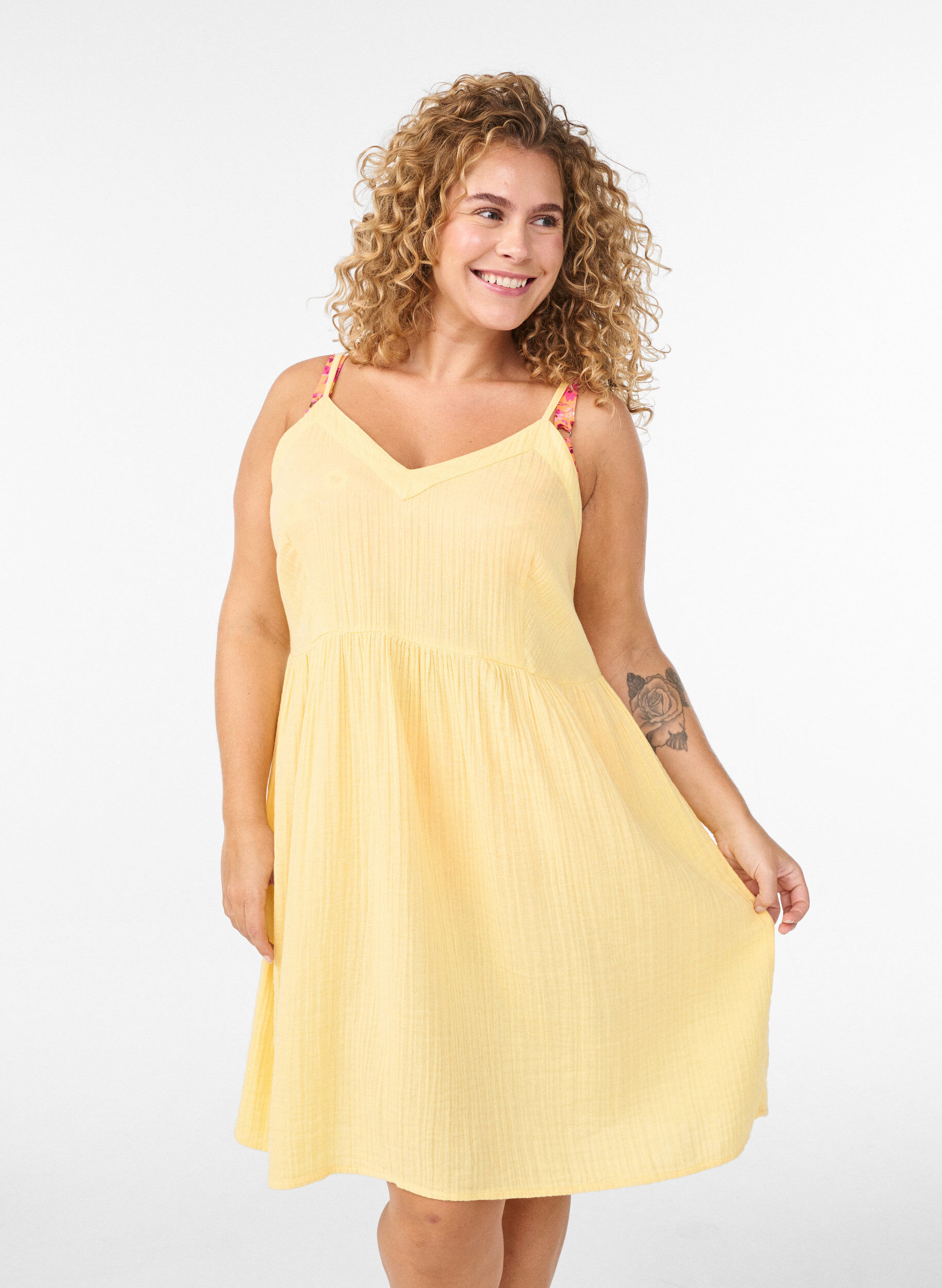 Zizzi Robe de plage en coton avec des bretelles fines, Jaune clair, Model image number 0
