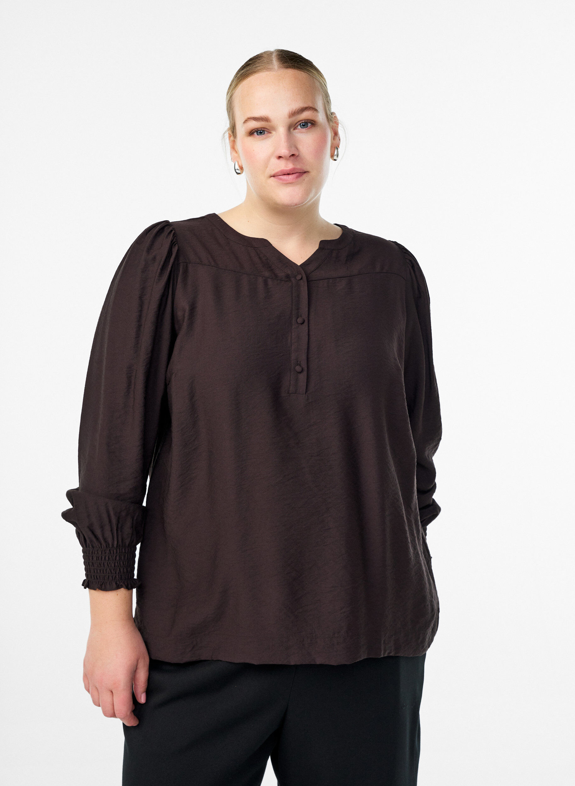 Zizzi Blouse en viscose avec smock et d&eacute;tails fronc&eacute;s, Marron, Model image number 0