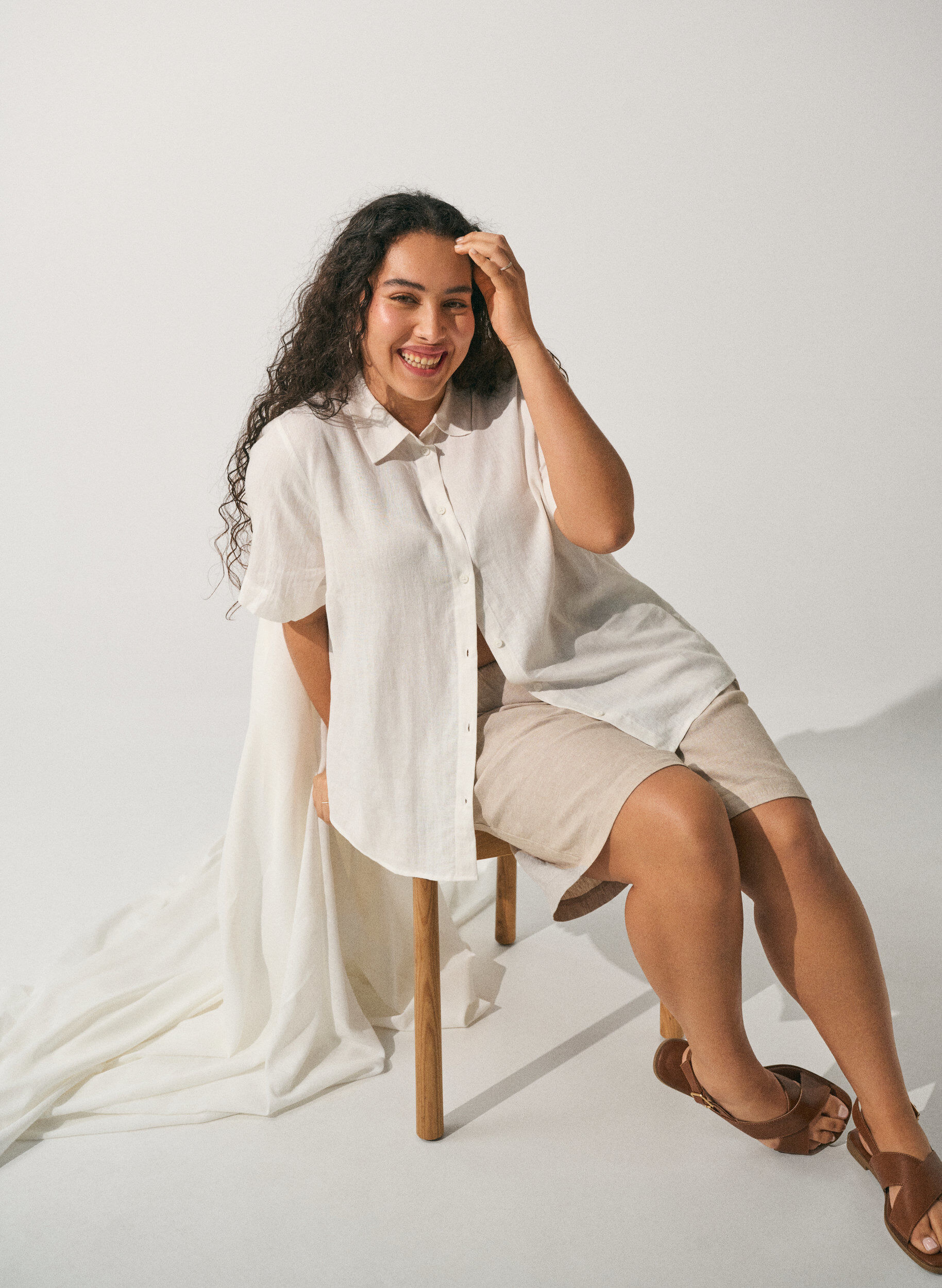 Zizzi Short taille haute en lin et viscose, Beige, Image image number 0