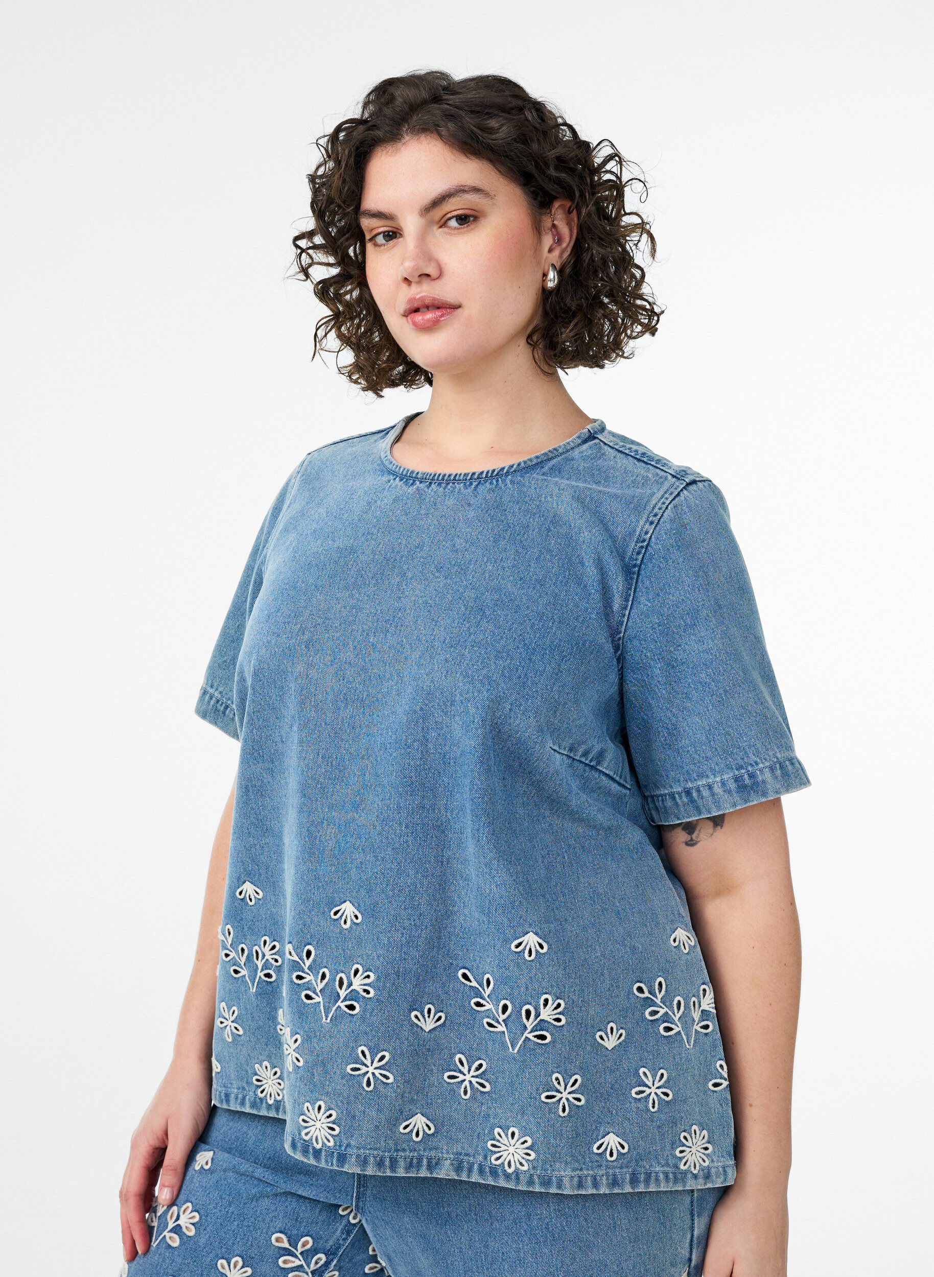 Blouse en jean &agrave; manches courtes avec broderie anglaise, Bleu Clair, Model