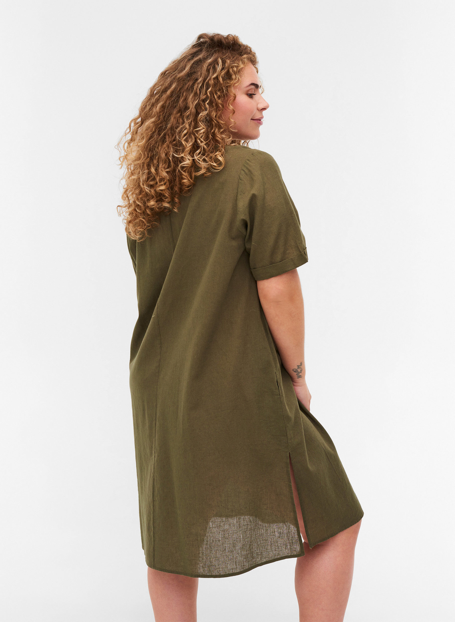 Zizzi Robe &agrave; manches courtes en coton m&eacute;lang&eacute; avec du lin, Ivy Green, Model image number 1