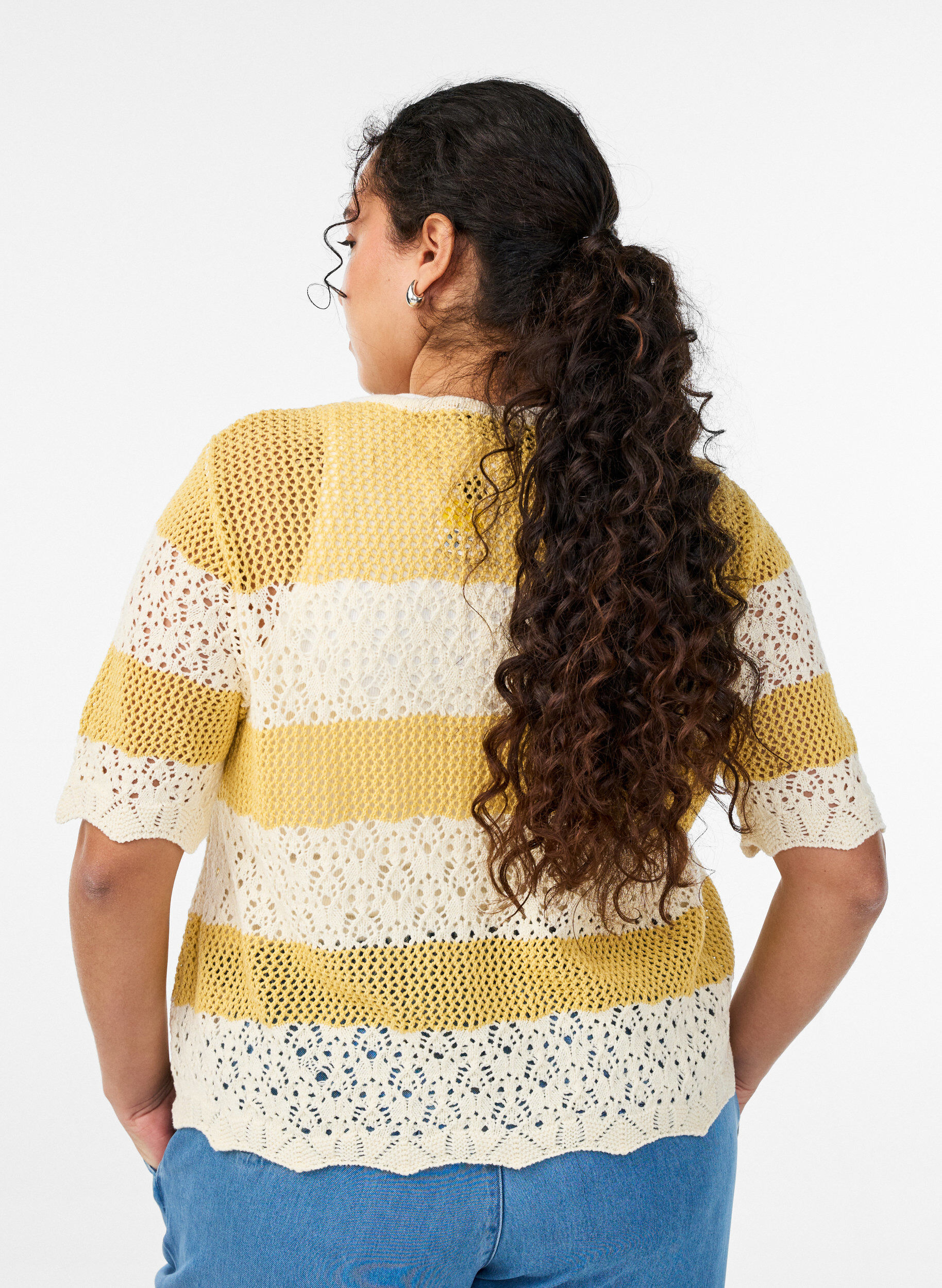 Zizzi Cardigan en maille avec broderie ajour&eacute;e et rayures, Jaune moutarde, Model image number 2