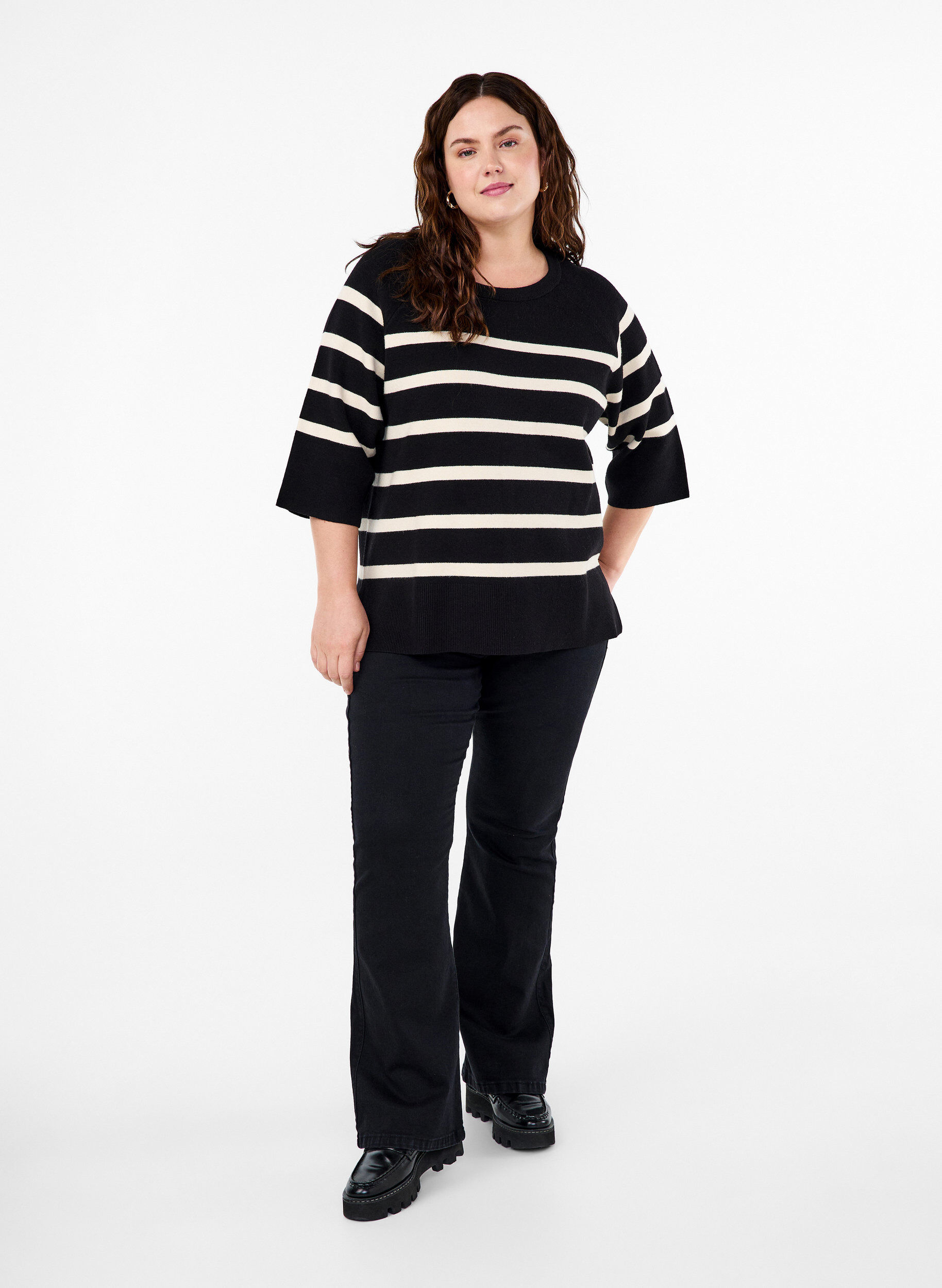 Zizzi Chemisier ray&eacute; en tricot &agrave; manches 3/4, Black Birch Stripes, Model image number 2