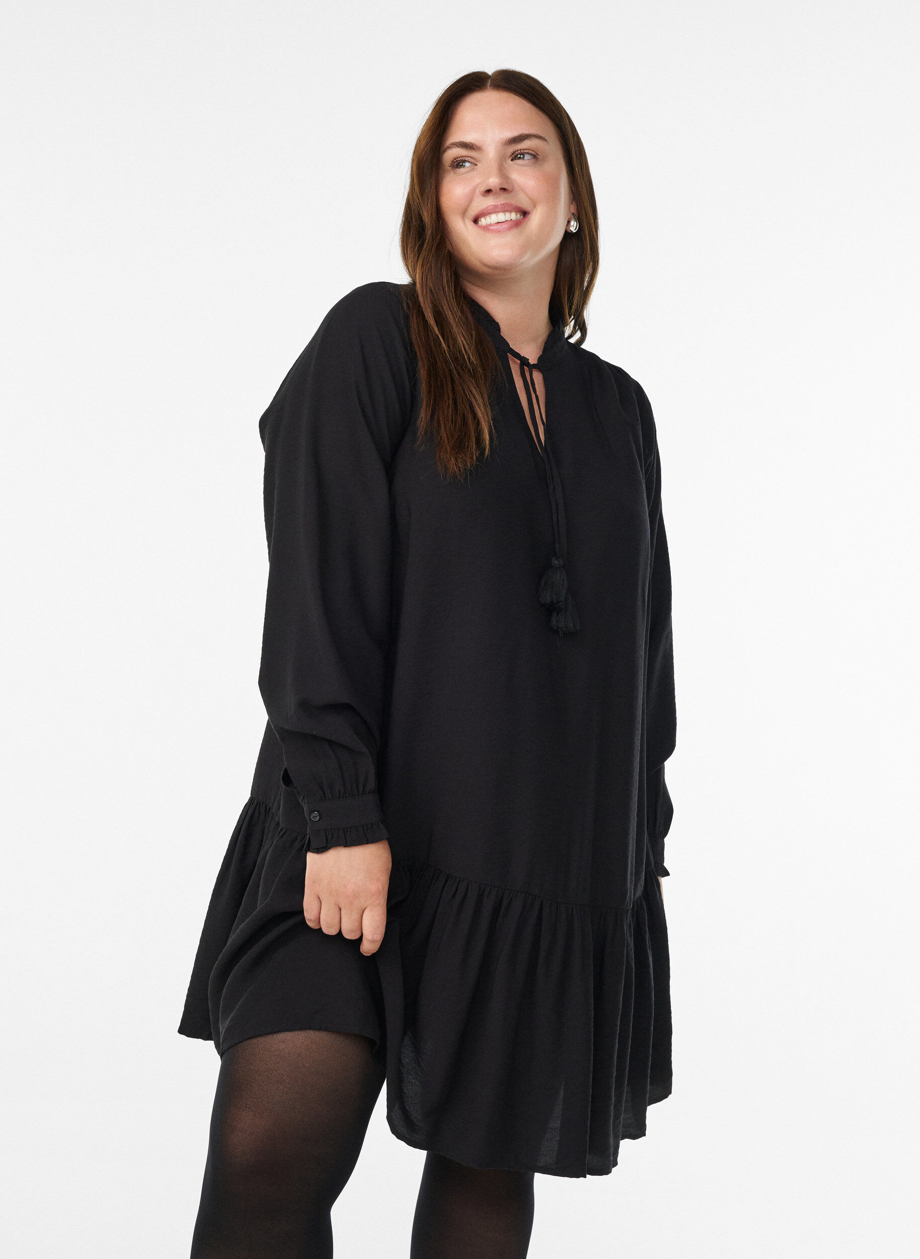 Robe courte coupe &eacute;vas&eacute;e avec volants, Noir, Model