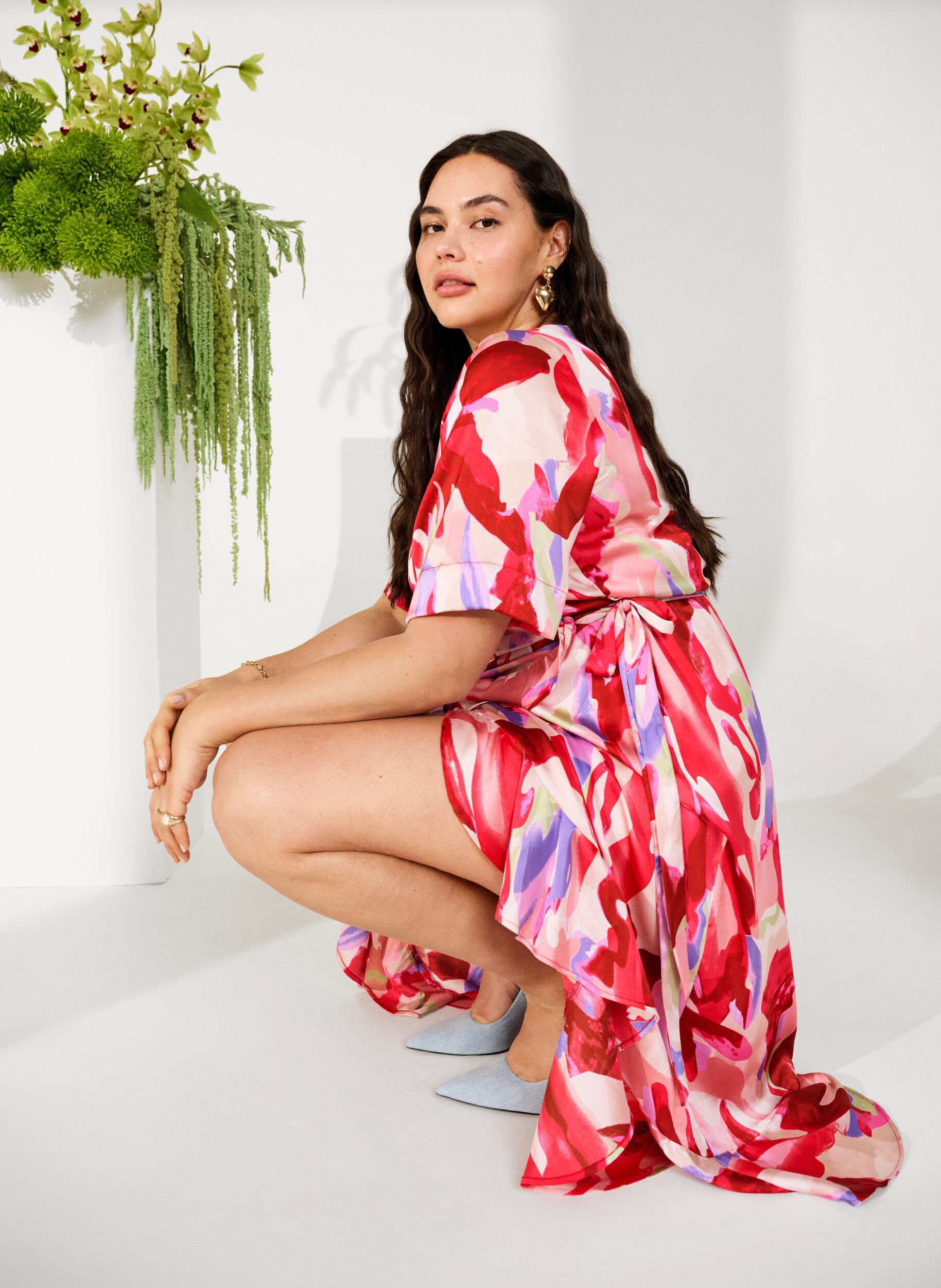 Zizzi Robe portefeuille en satin avec imprim&eacute;, Geranium Graphic AOP, Image image number 0