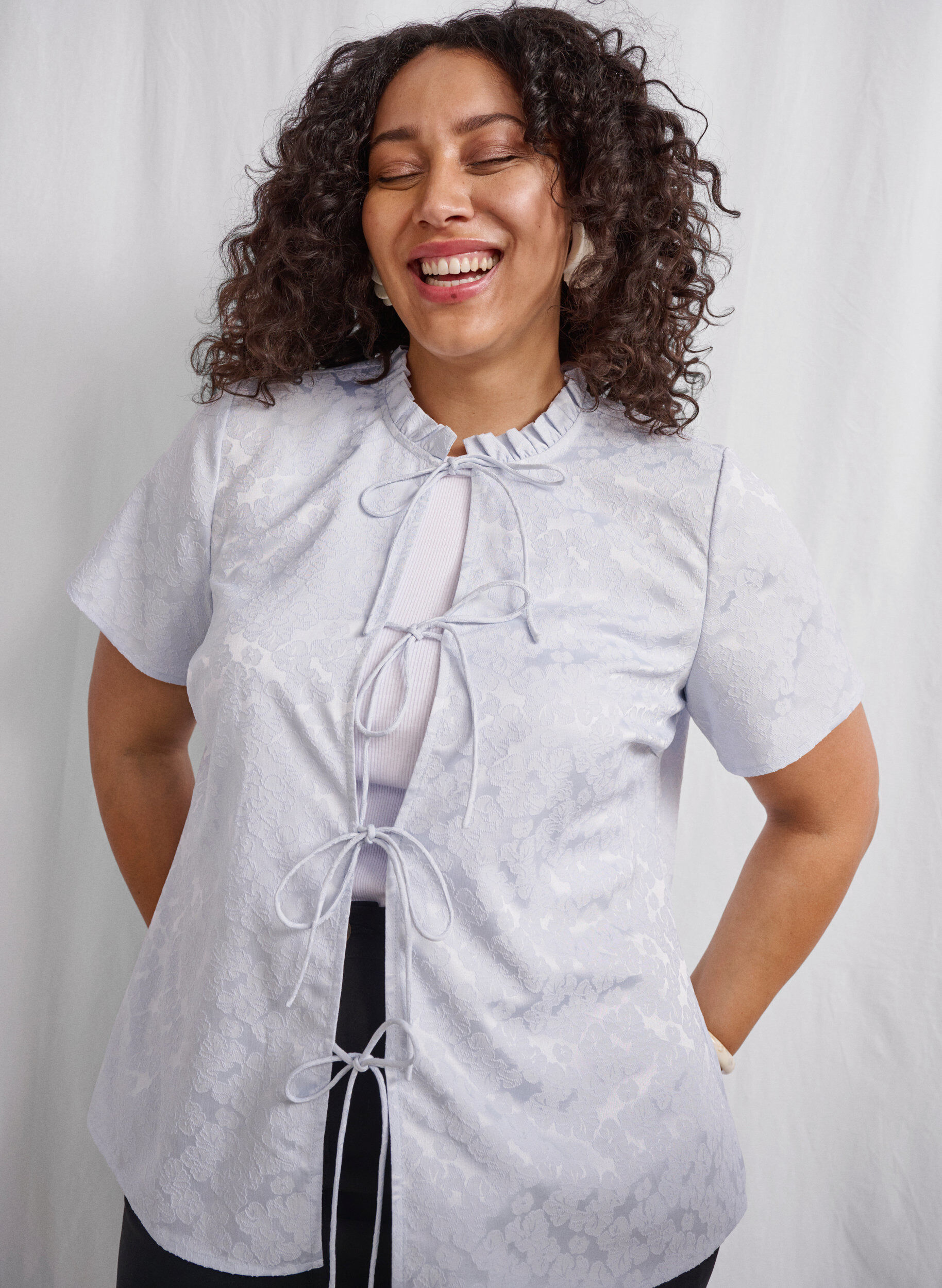 Zizzi Chemisier jacquard &agrave; manches courtes et &agrave; attaches, Bleu Clair, Image image number 0