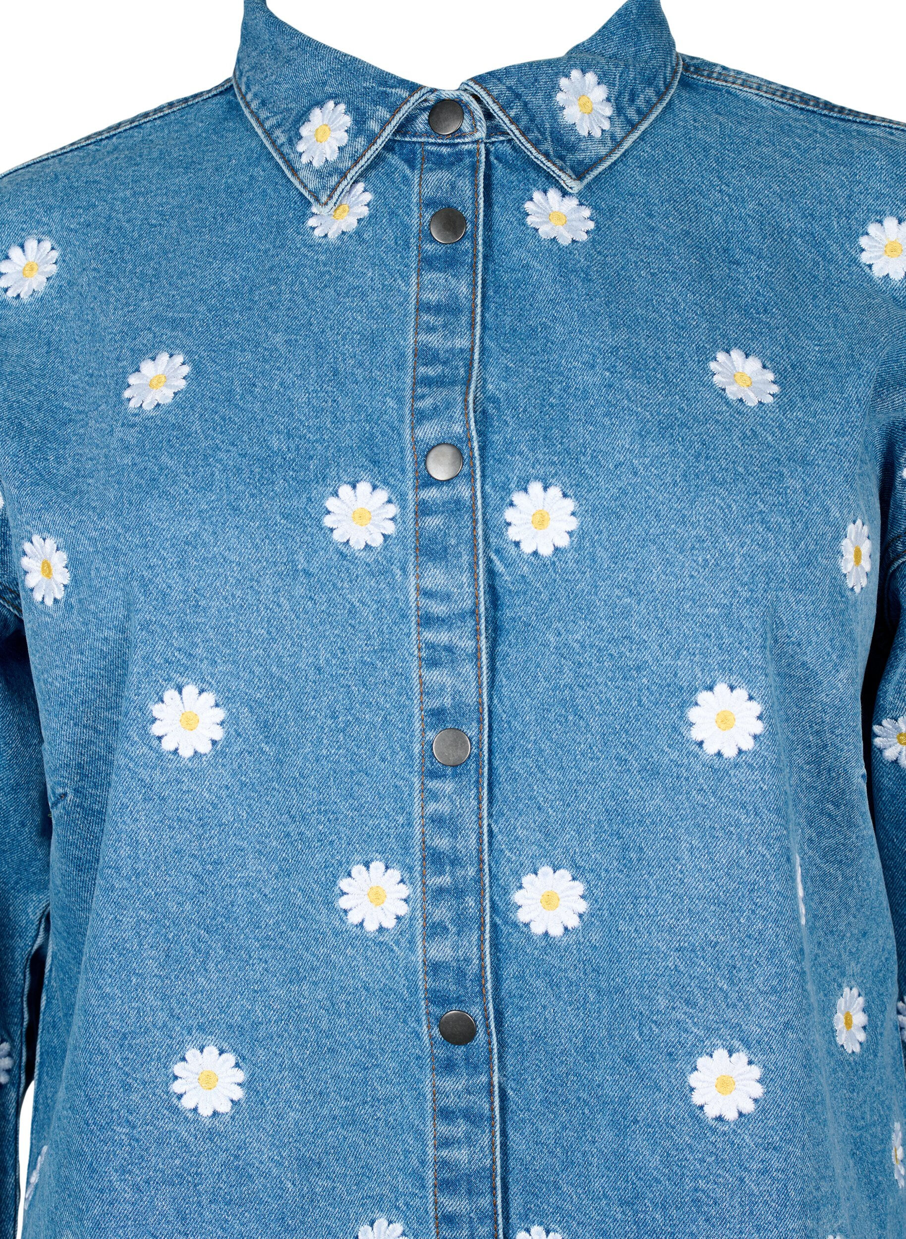 Zizzi Chemise en jean ample avec marguerites brod&eacute;es, L.B. Flower, Packshot image number 2