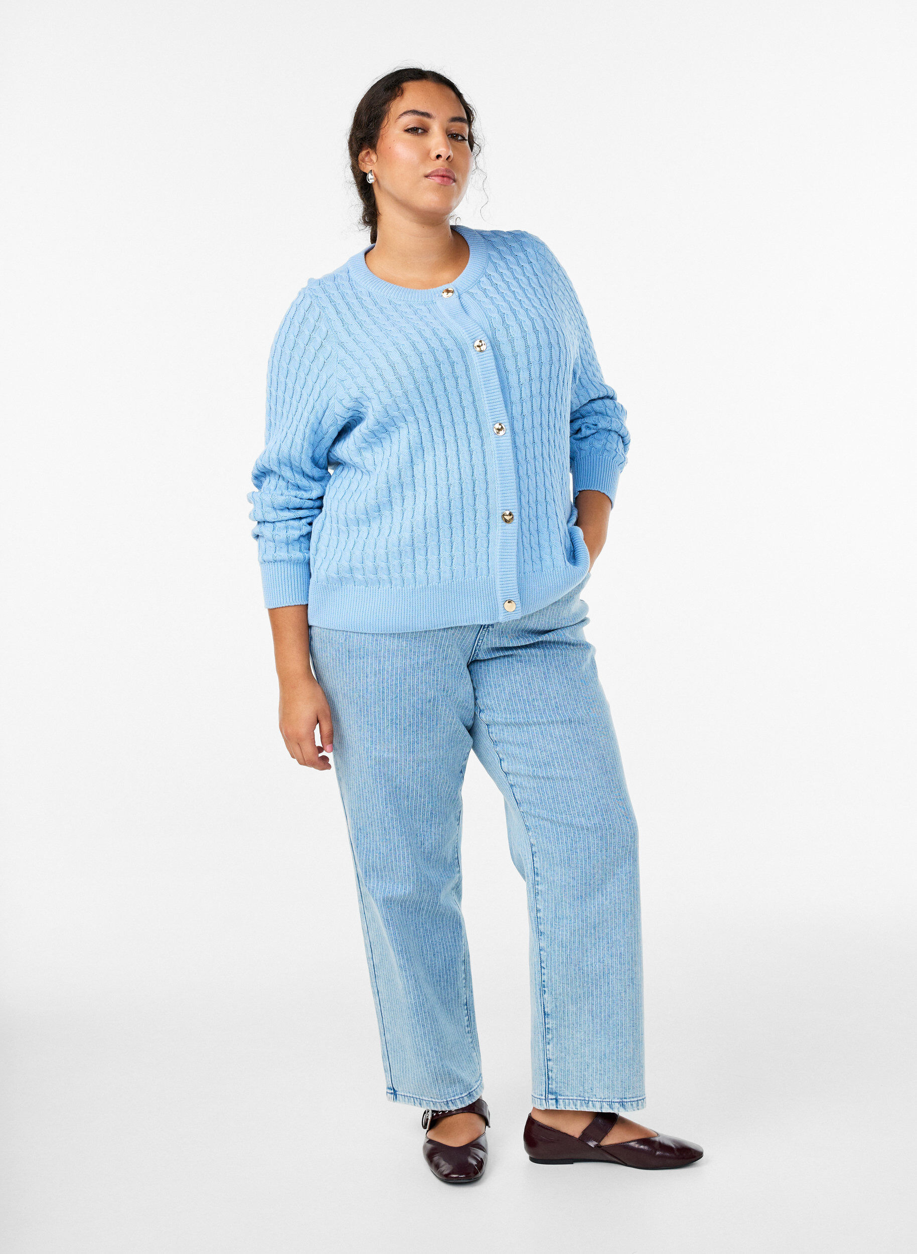 Zizzi Cardigan en maille torsad&eacute;e avec boutons dor&eacute;s, Bleu, Model image number 1