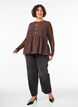 Blouse p&eacute;plum sans manches avec boutons d&eacute;coratifs, Marron, Model image number 1
