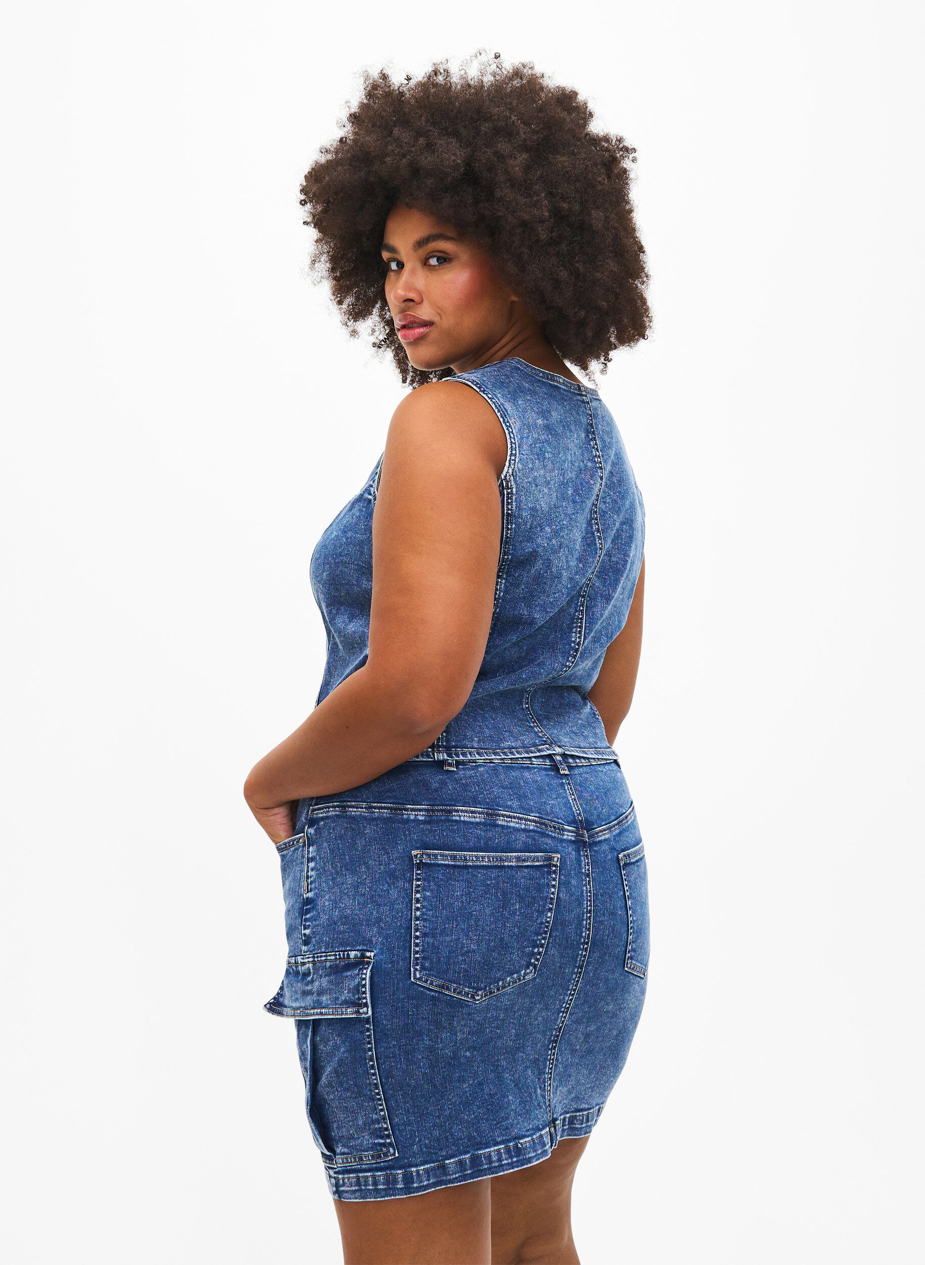 Zizzi Jupe en jean pr&egrave;s du corps avec poche cargo, Blue Denim, Model image number 1