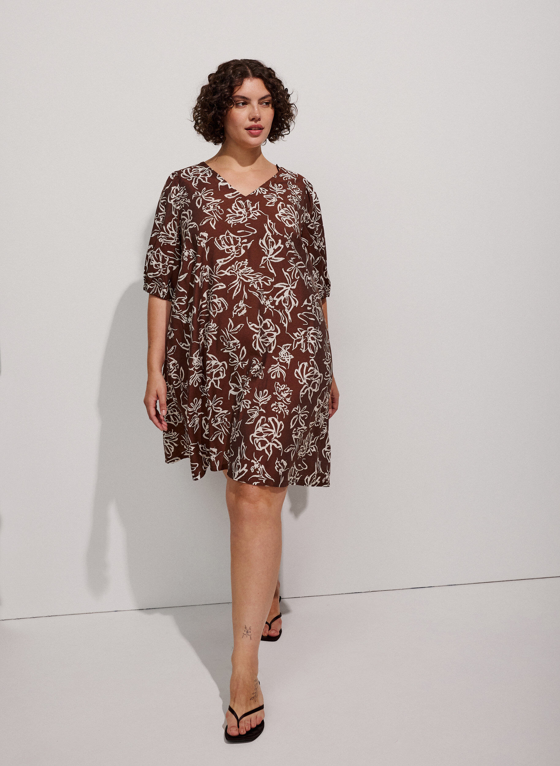 ZizziRobe courte coupe &eacute;vas&eacute;e avec col en V, Marron, Model image number 1