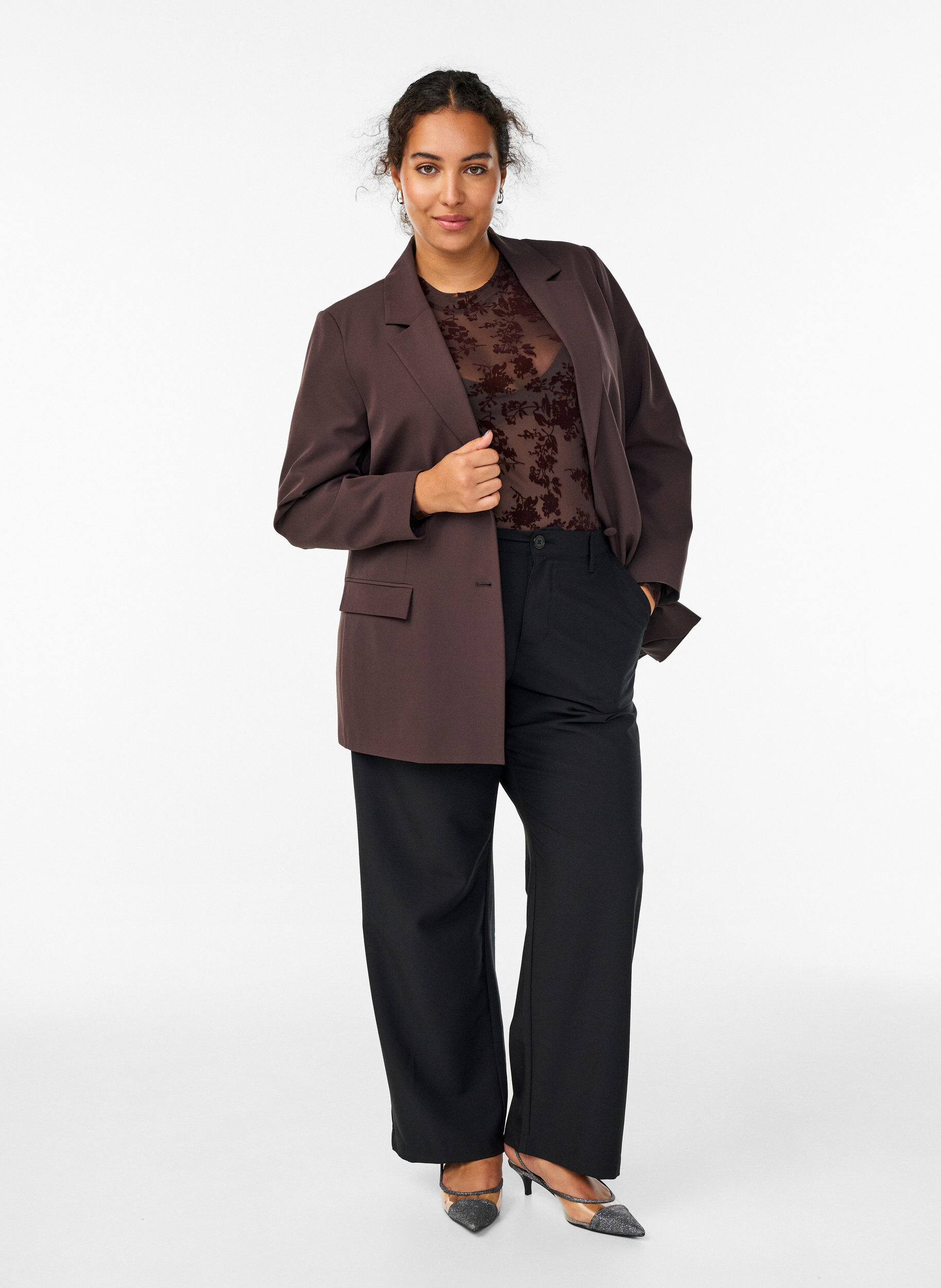 Zizzi Blazer classique avec fermeture boutonn&eacute;e, Marron, Model image number 1