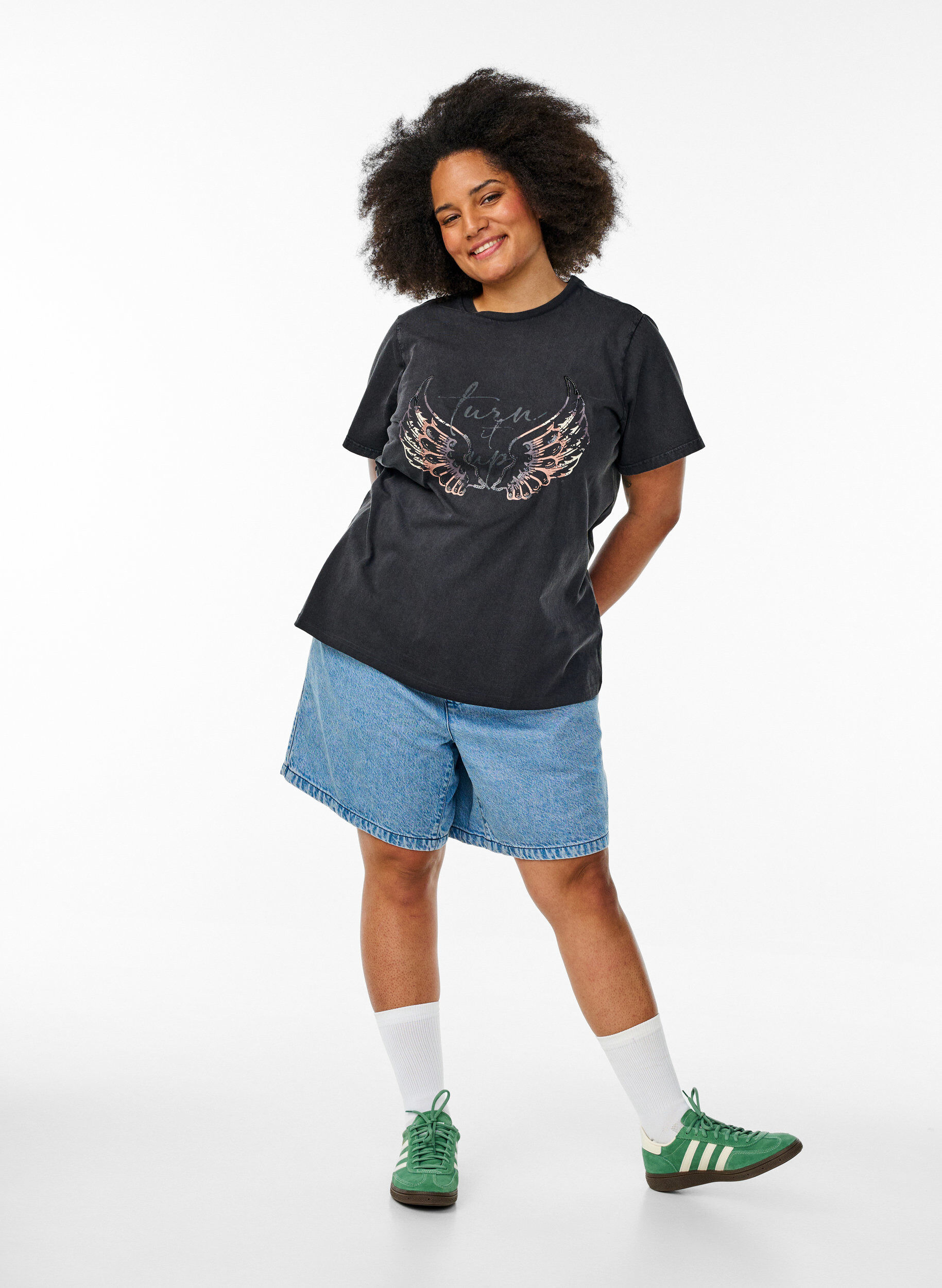 Zizzi T-shirt en coton bio avec imprim&eacute; original, Gris, Model image number 1