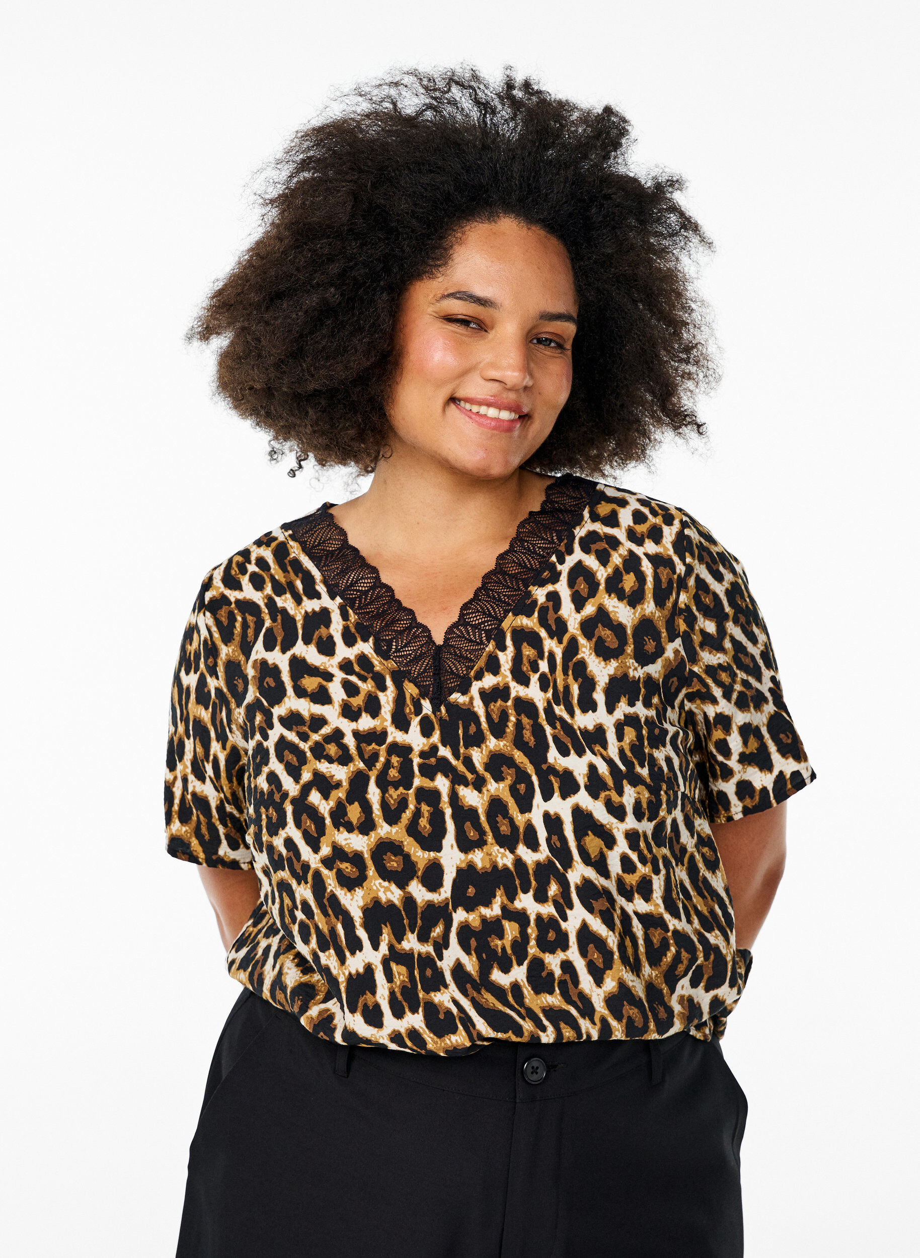 Chemisier en viscose &agrave; manches courtes avec bordure en dentelle, Marron, Model