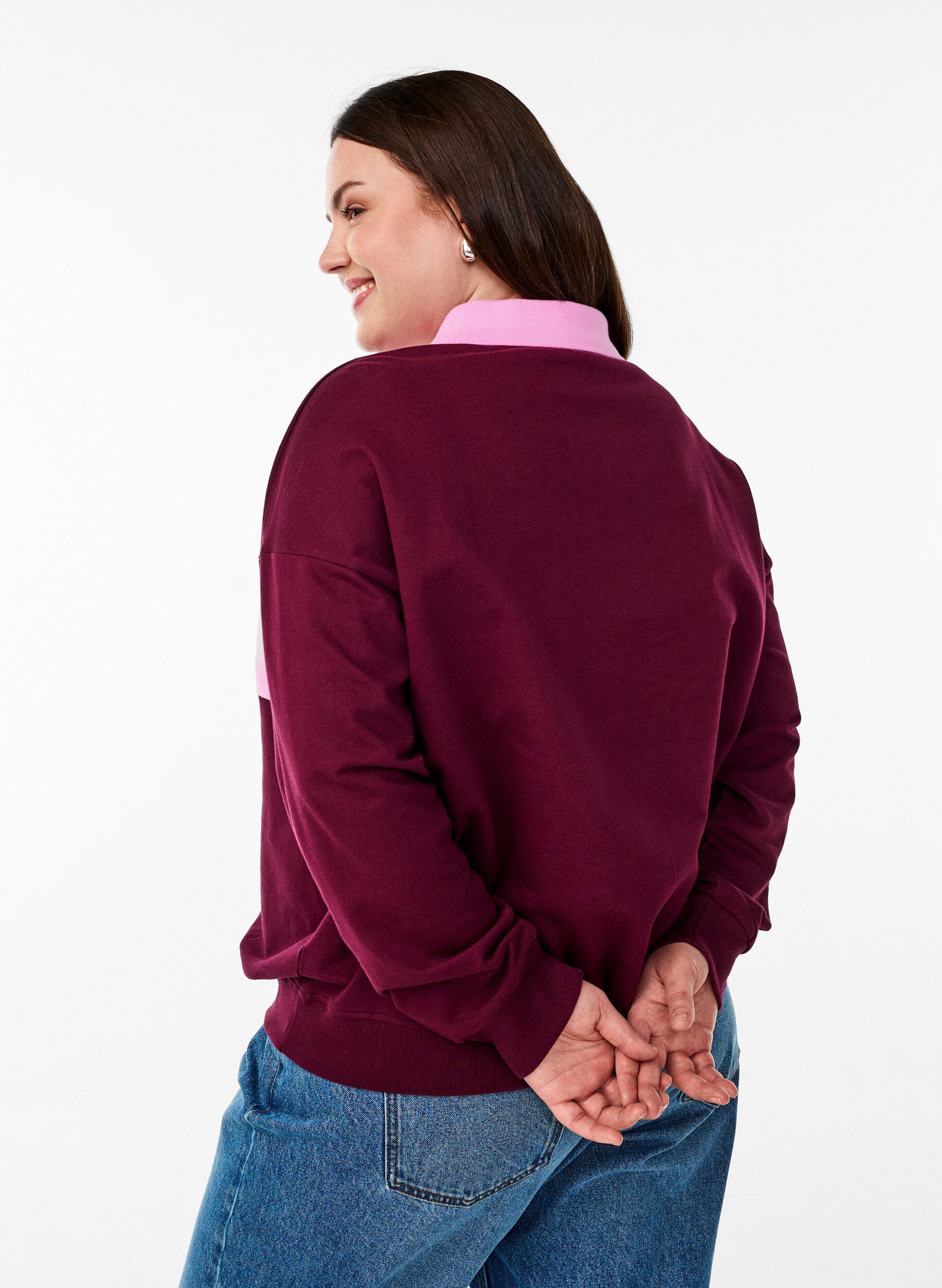 Zizzi Sweat-shirt en coton bio avec col et imprim&eacute; contrast&eacute;, Bordeaux fonc&eacute;, Model image number 2