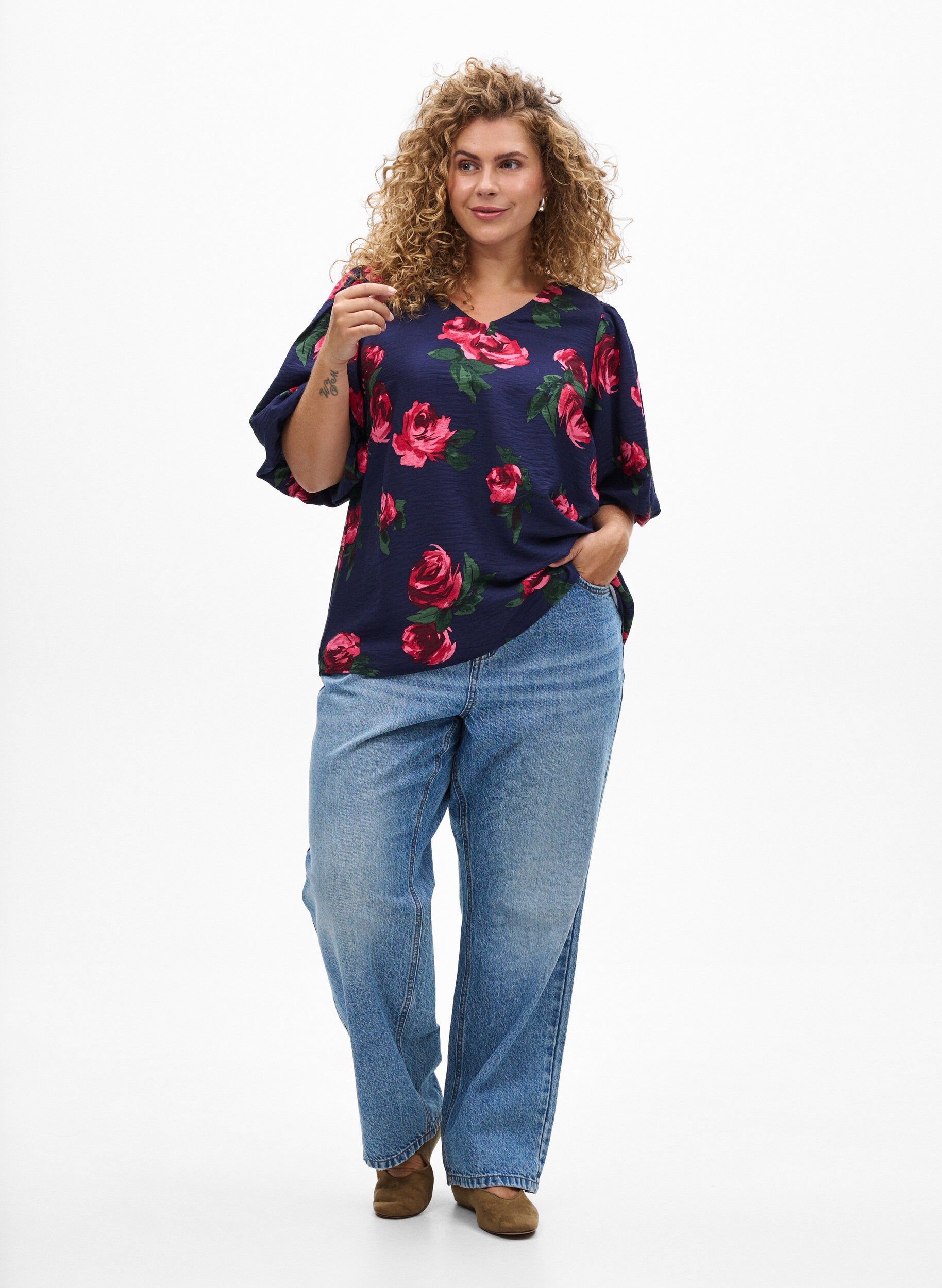Zizzi Blouse &agrave; imprim&eacute; roses et manches courtes bouffantes, Bleu, Model image number 1