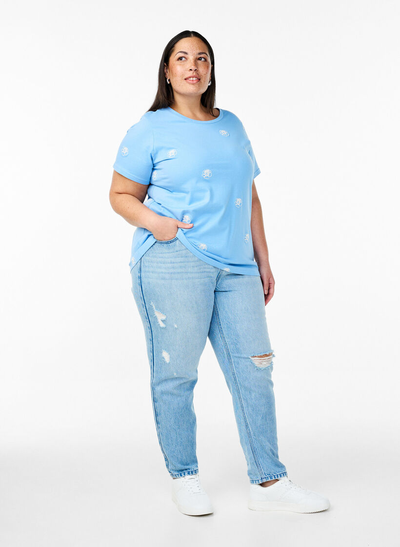 Jeans Mille mom-fit &agrave; d&eacute;tails effiloch&eacute;s, Bleu Clair, Model