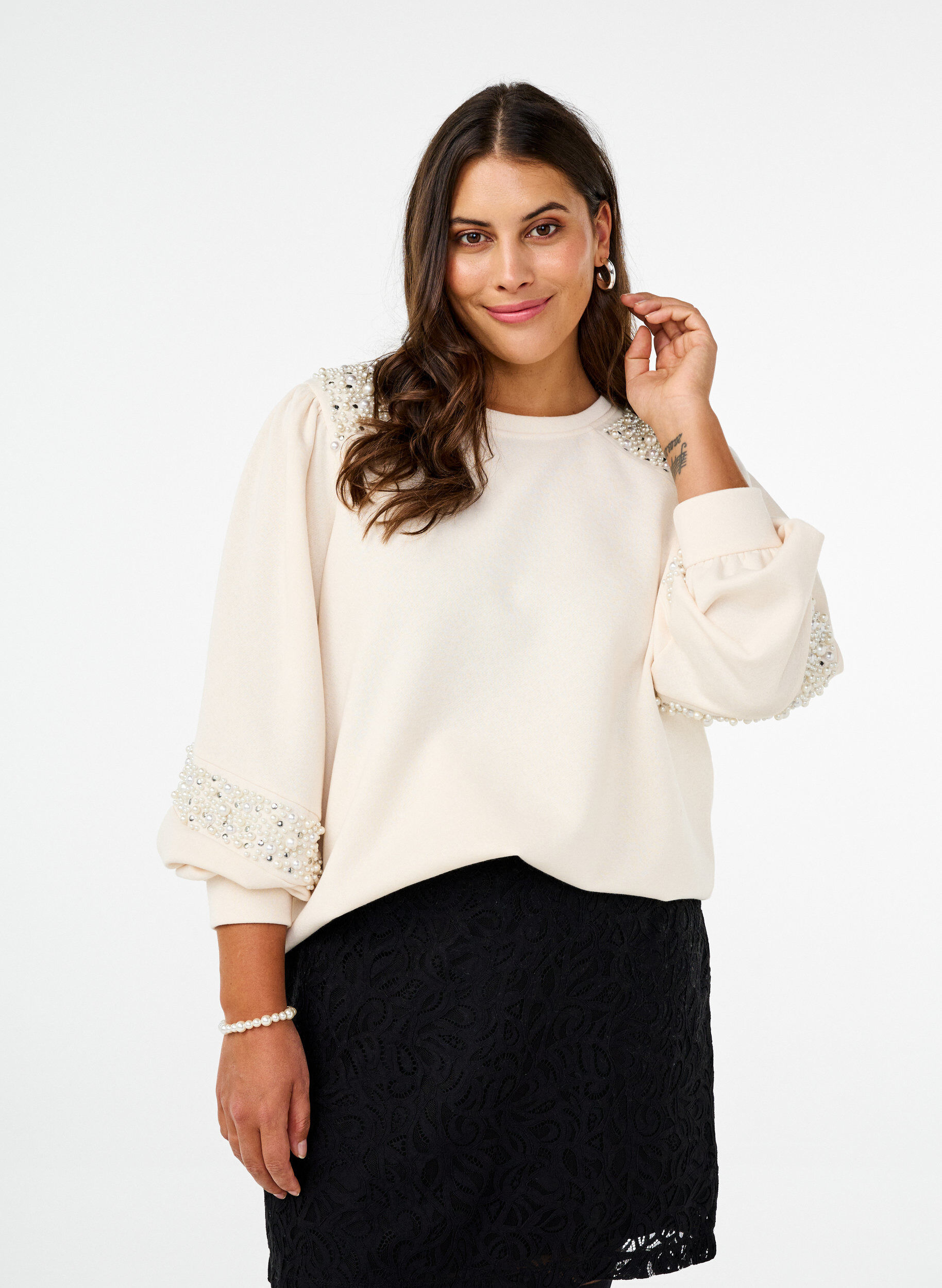 Zizzi Sweat-shirt avec d&eacute;tails en perles, Buttercream, Model image number 0