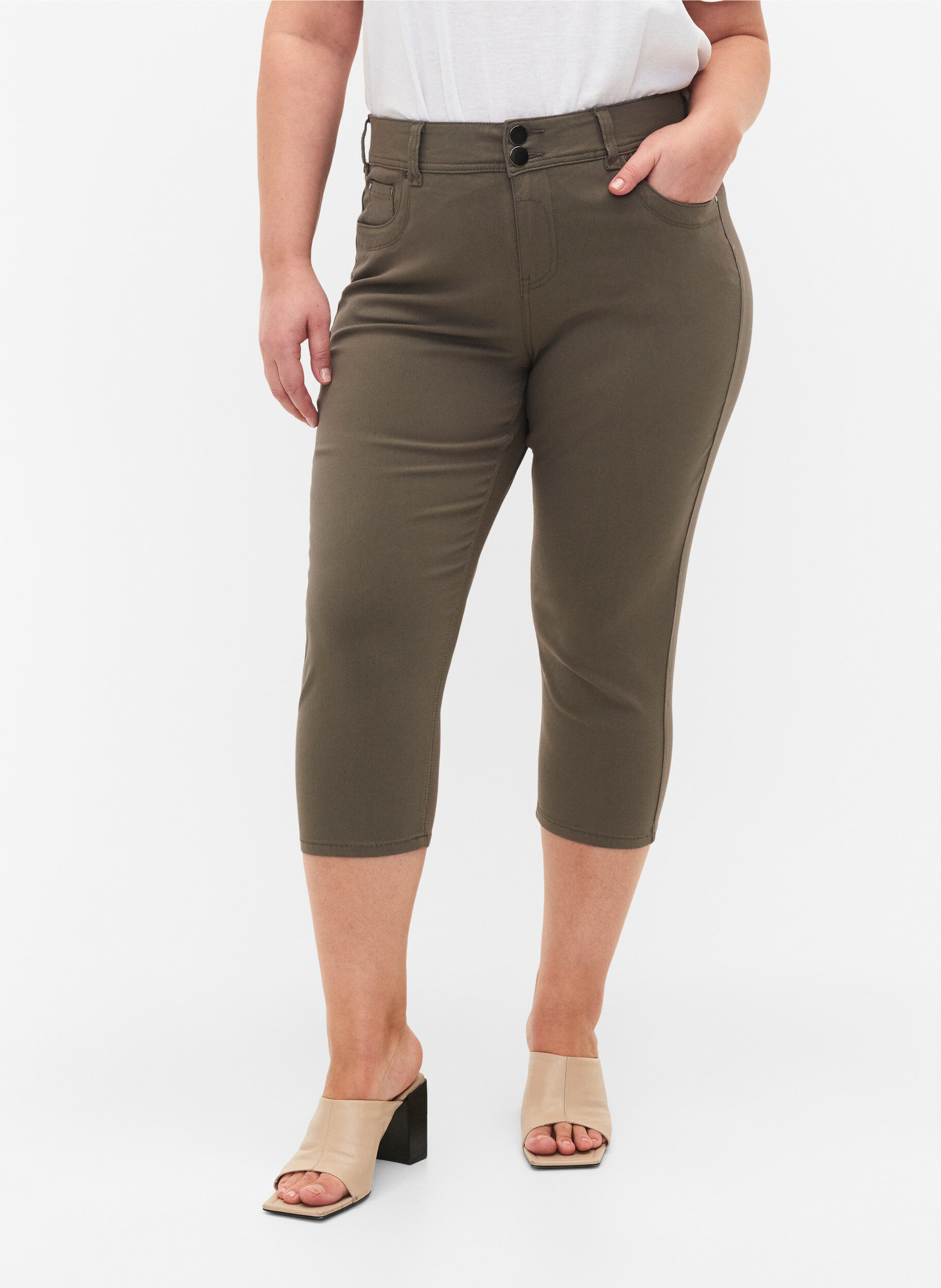 Zizzi Pantalon capri ajust&eacute; en m&eacute;lange de viscose, Dusty Olive, Model image number 2