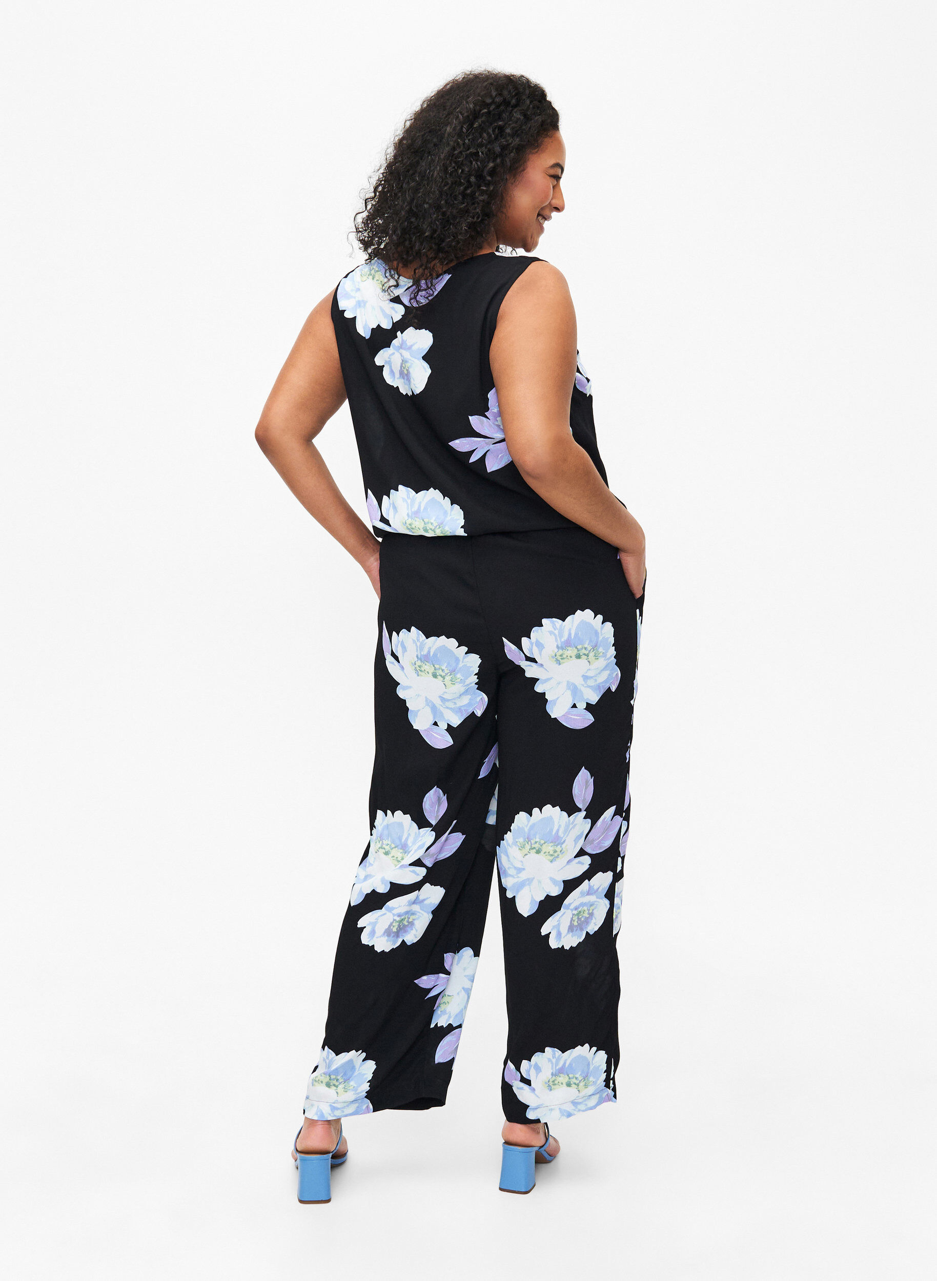 Zizzi Combinaison sans manches en viscose, Black Big Flower AOP, Model image number 1