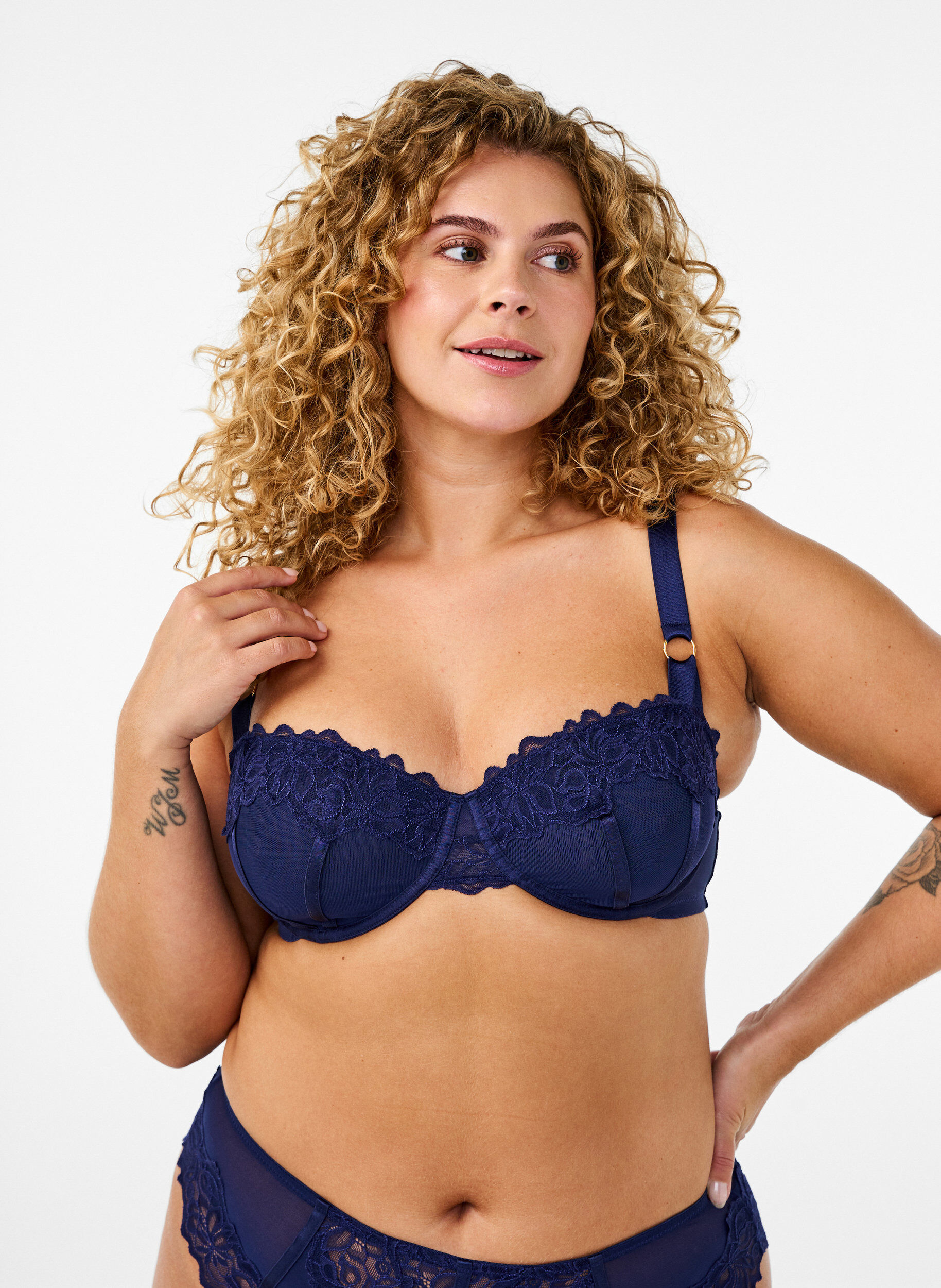 Soutien-gorge corbeille avec dentelle et ruban satin, Bleu, Model