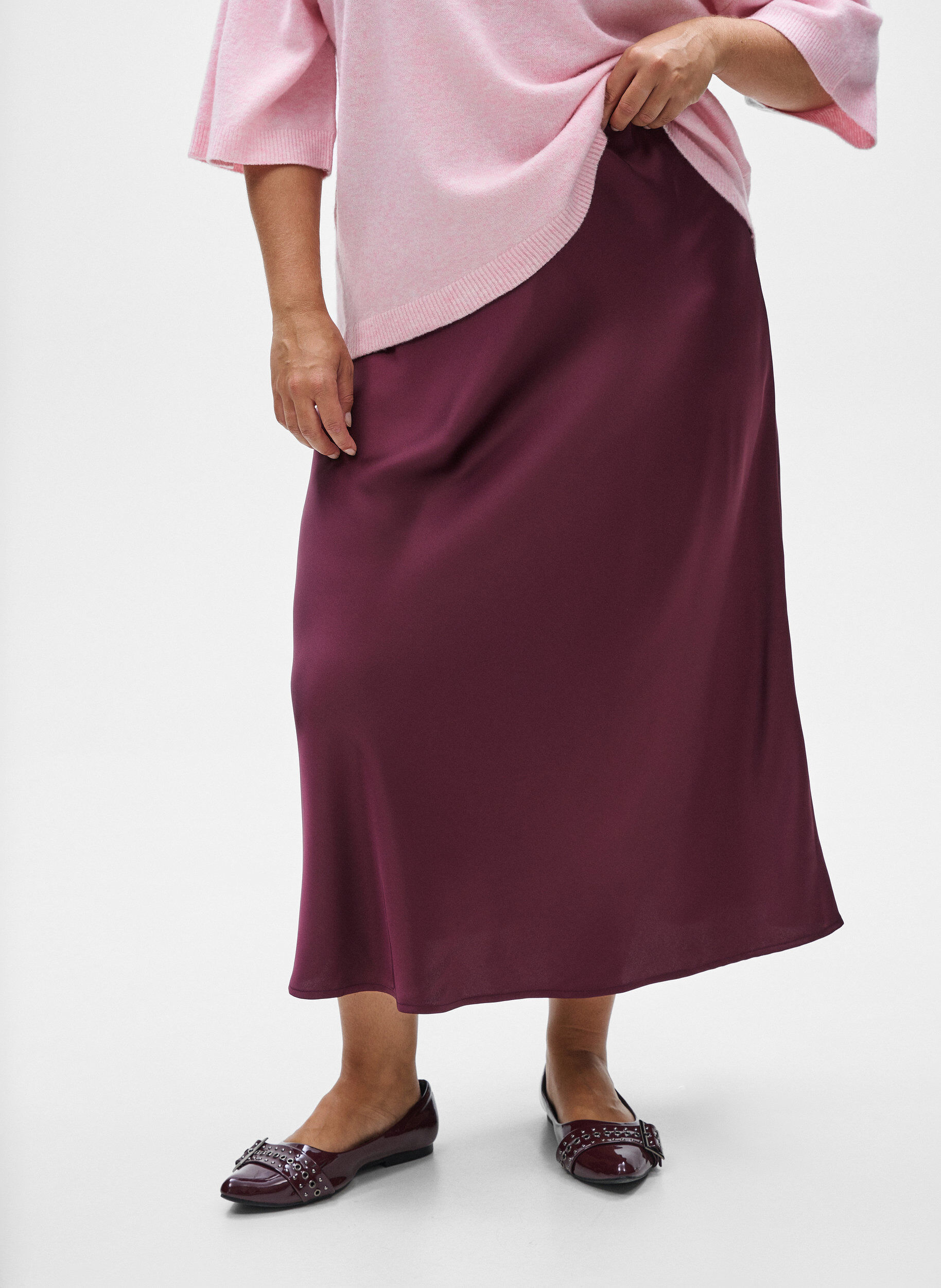 Zizzi Jupe midi en satin, Bordeaux fonc&eacute;, Model image number 3