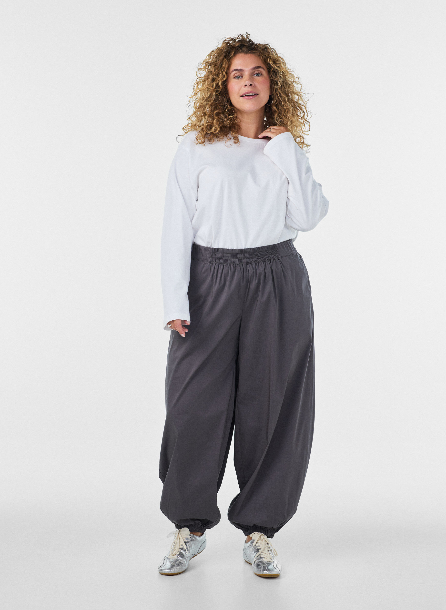 Pantalon ballon avec poches et ceinture &eacute;lastique, Gris anthracite, Model