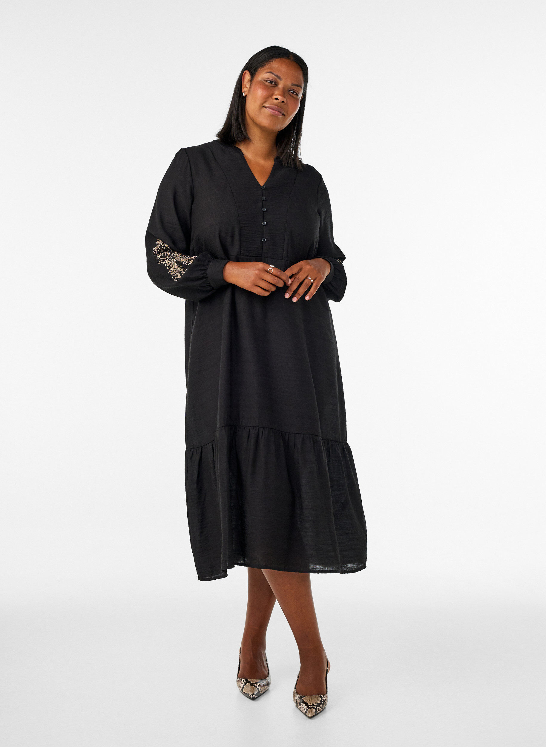 ZizziRobe en viscose avec broderies et volants &eacute;tag&eacute;s, Noir, Model image number 0