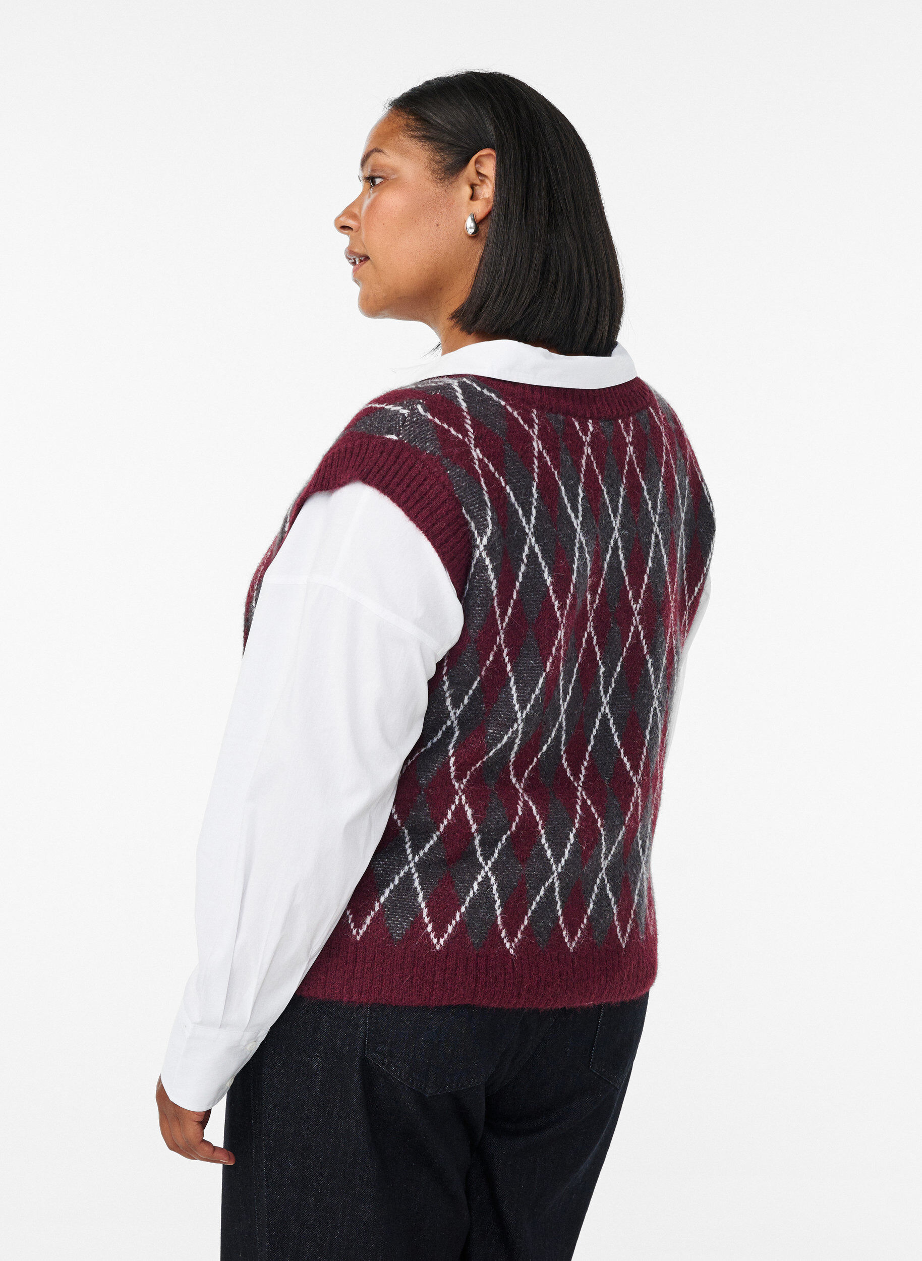 Zizzi Gilet en maille avec un col en V et un motif argyle, Bordeaux, Model image number 2