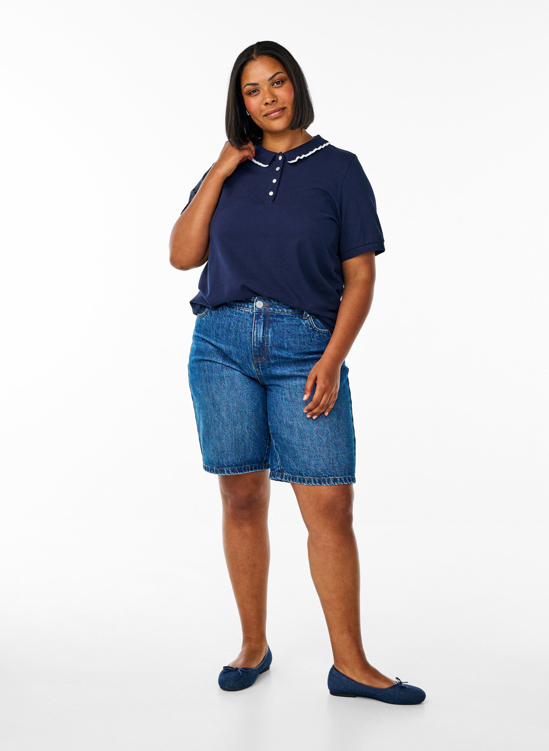 Zizzi Polo avec boutons strass et volants, Bleu, Model image number 1